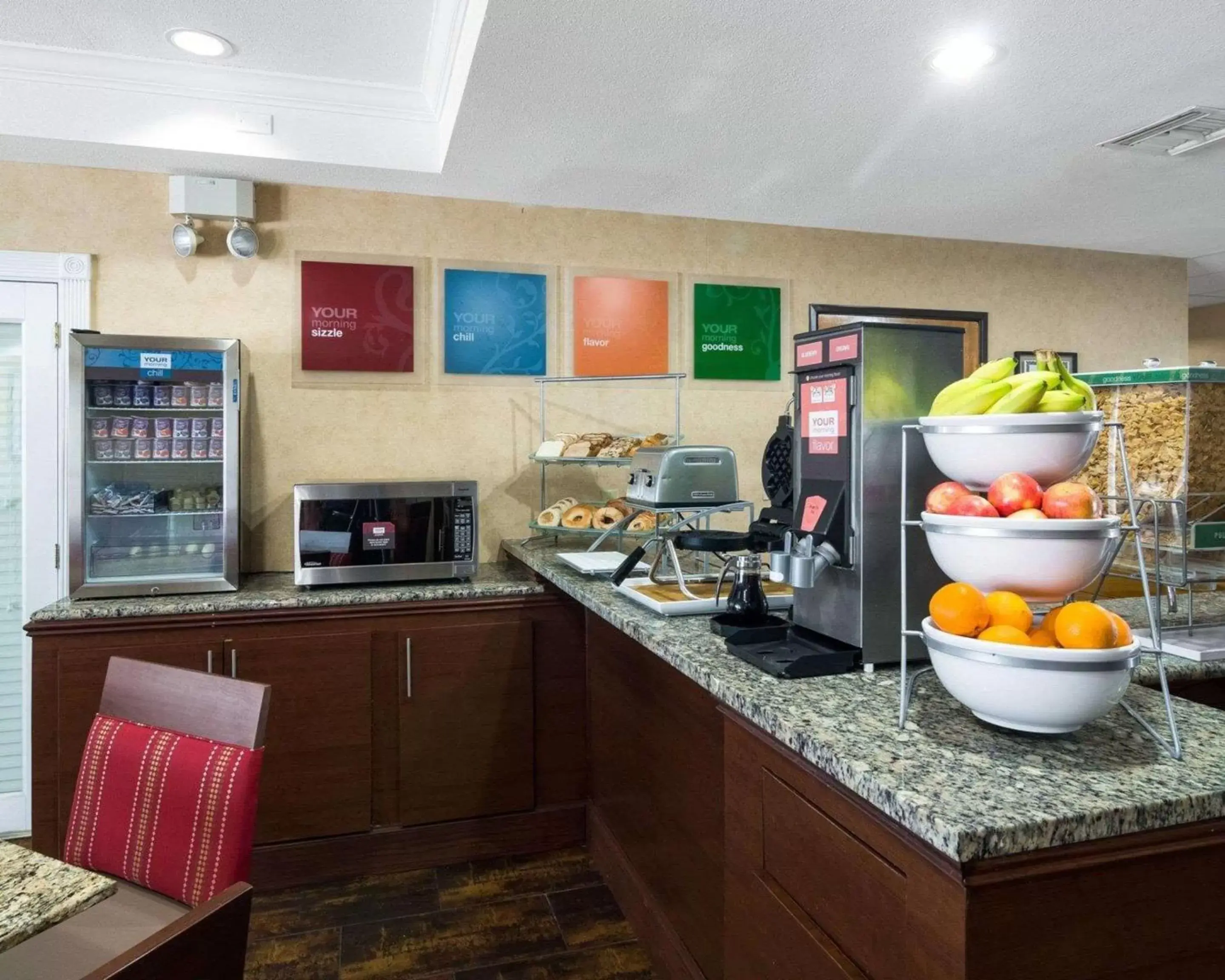Breakfast, Kitchen/Kitchenette in Comfort Suites Las Colinas Center