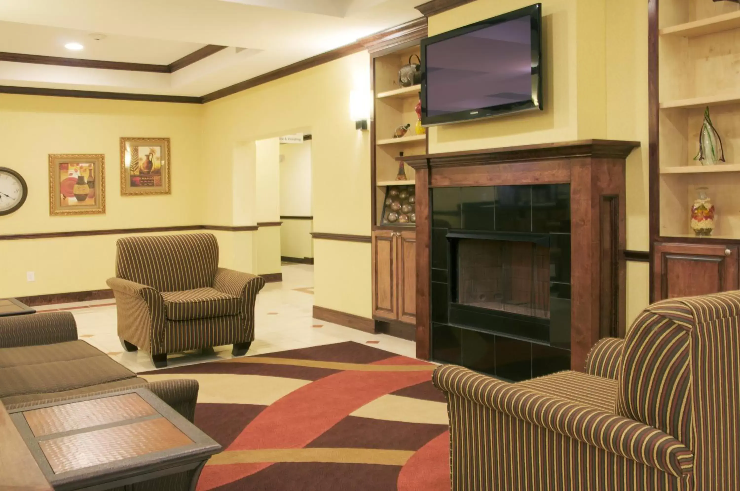 Breakfast, Seating Area in Holiday Inn Express Hotel & Suites Winnie, an IHG Hotel