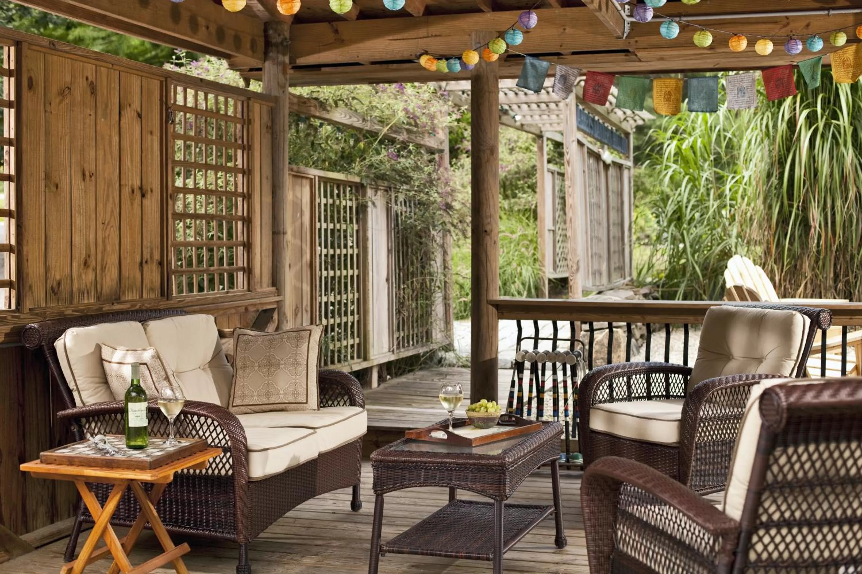 Communal lounge/ TV room in Abbey's Lantern Hill Inn