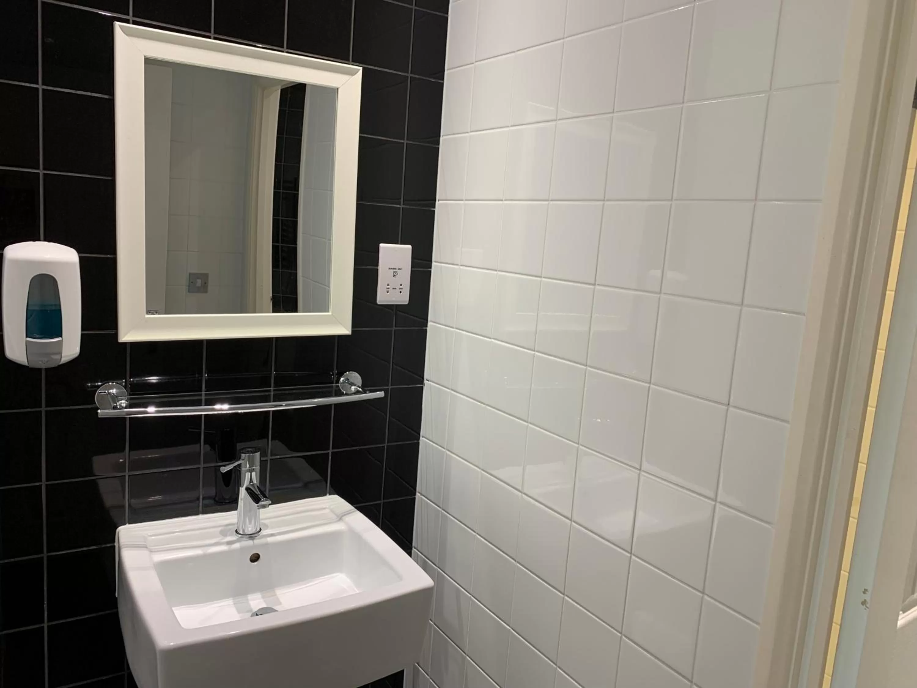 Bathroom in The Royal Clarence Hotel (on the Seafront)