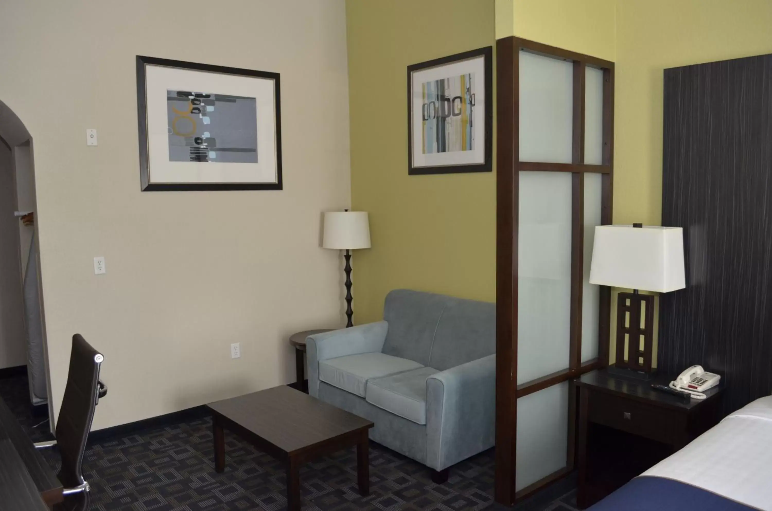 Photo of the whole room, Seating Area in Super 8 by Wyndham Irving/DFW Apt/North