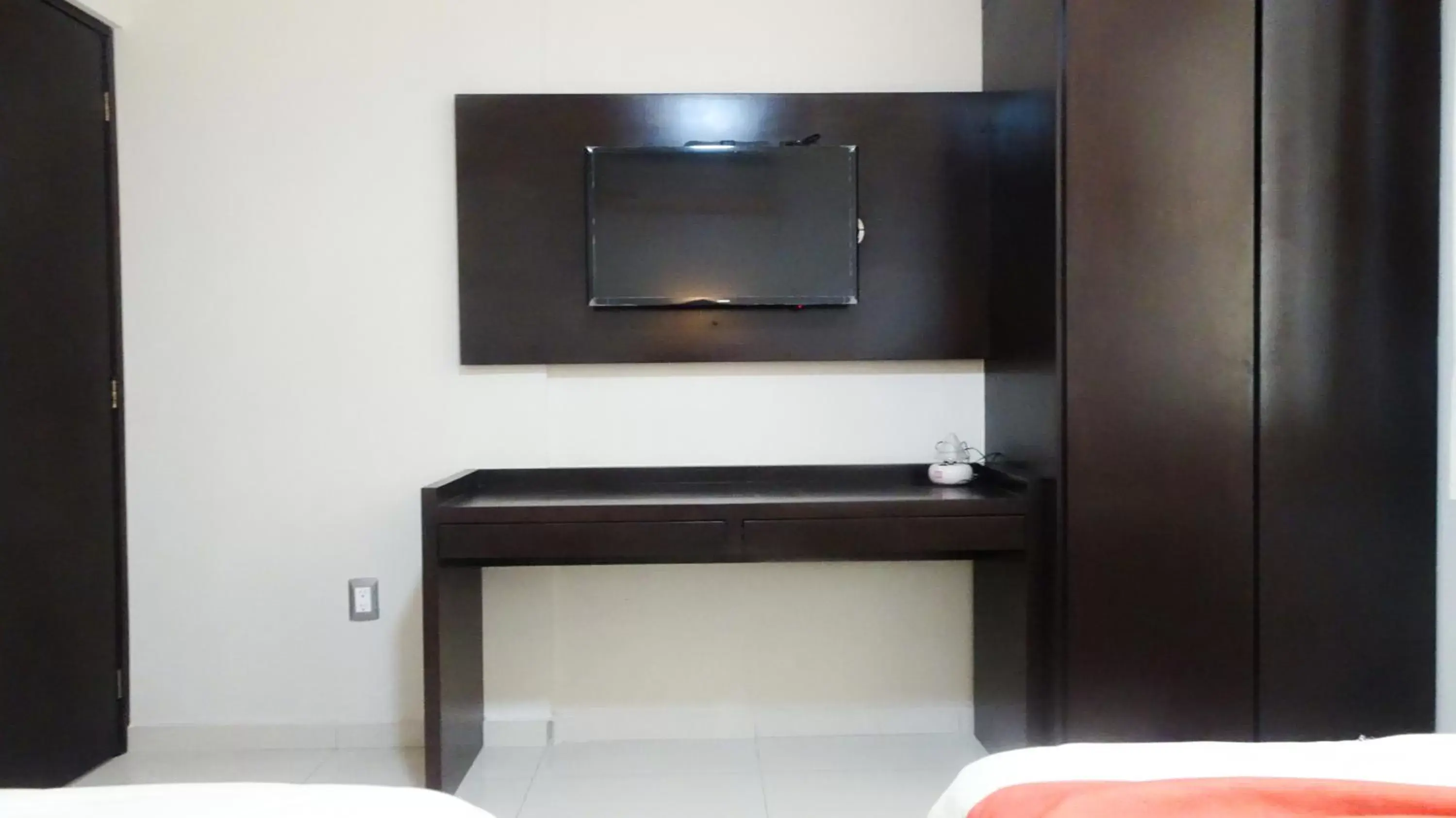 TV and multimedia, Bathroom in Suites San Luis