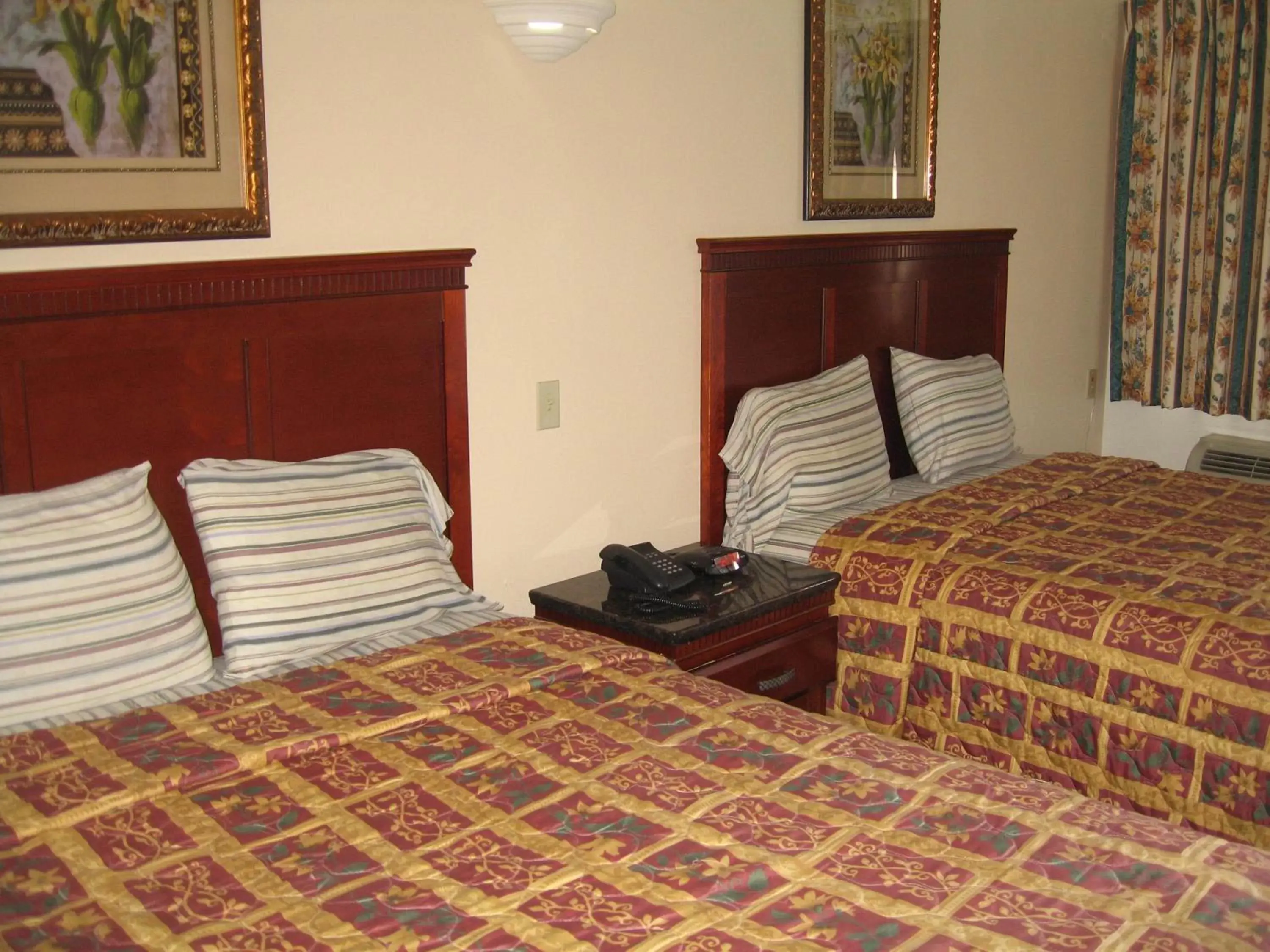 Decorative detail, Bed in Royal Inn Motel Long Beach