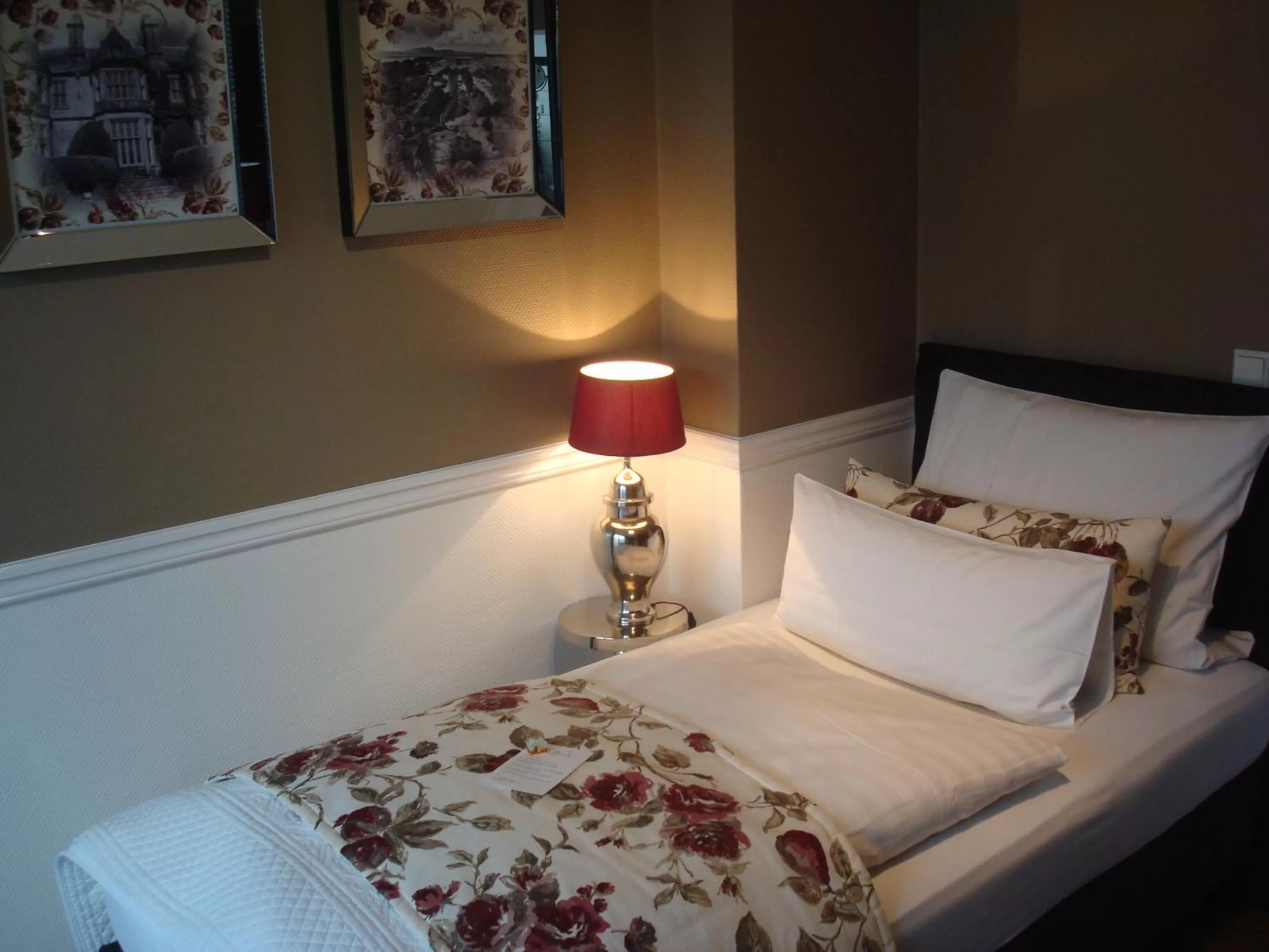 Photo of the whole room, Bed in Hotel Sir & Lady Astor