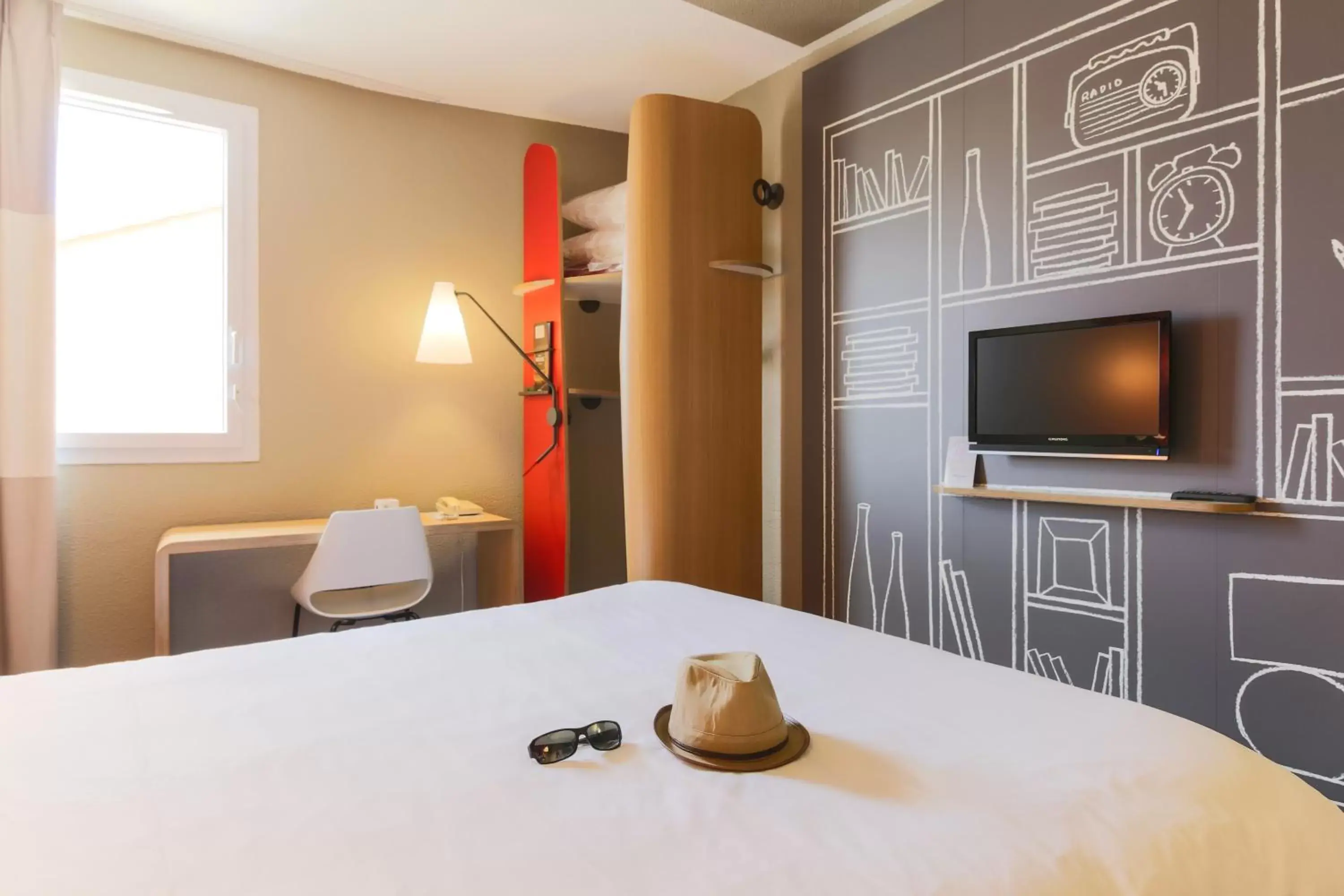Bedroom, TV/Entertainment Center in ibis Carcassonne Est la Cité