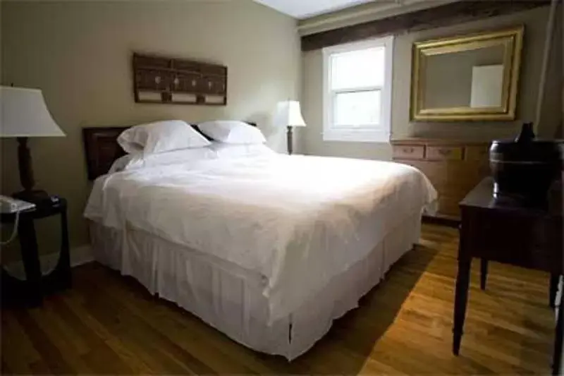 Bedroom, Bed in Woodbound Inn