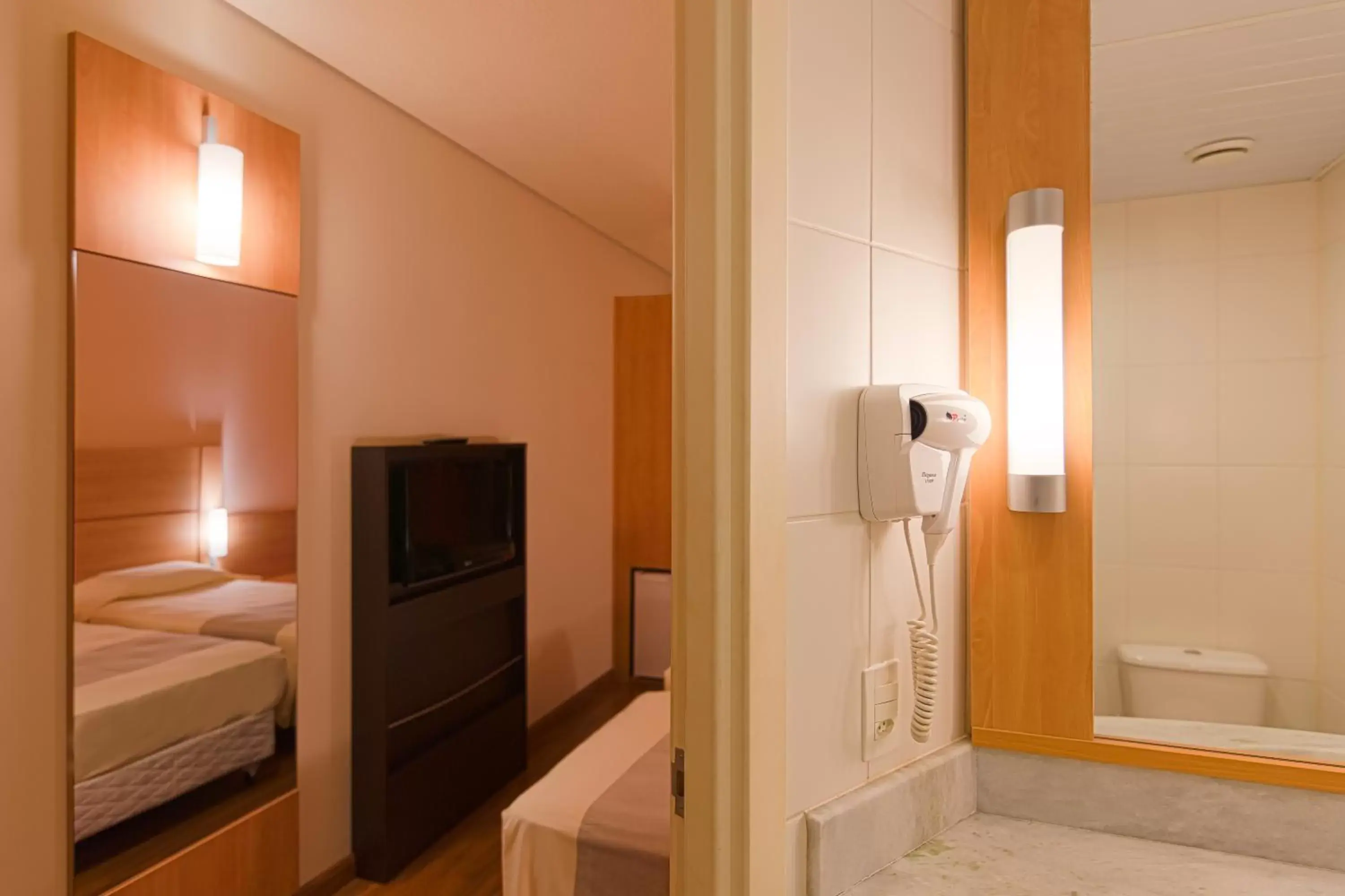 Bathroom, TV/Entertainment Center in ibis Canoas Shopping