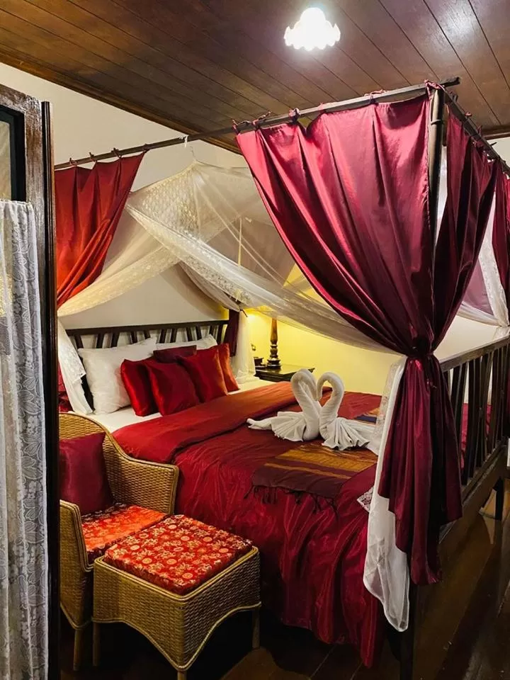 Bed in Tri Yaan Na Ros Colonial House