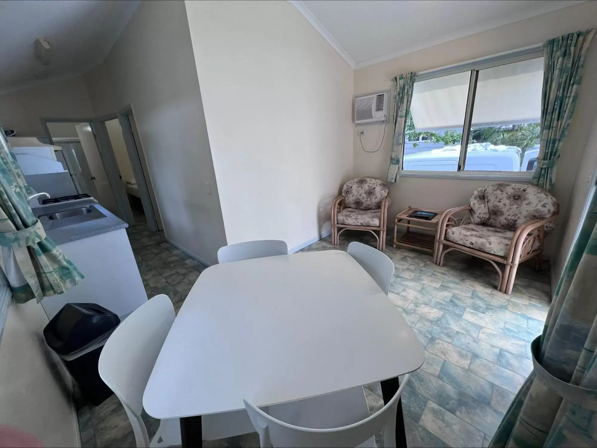 Kitchen or kitchenette, Dining Area in Ellis Beach Oceanfront Holiday Park