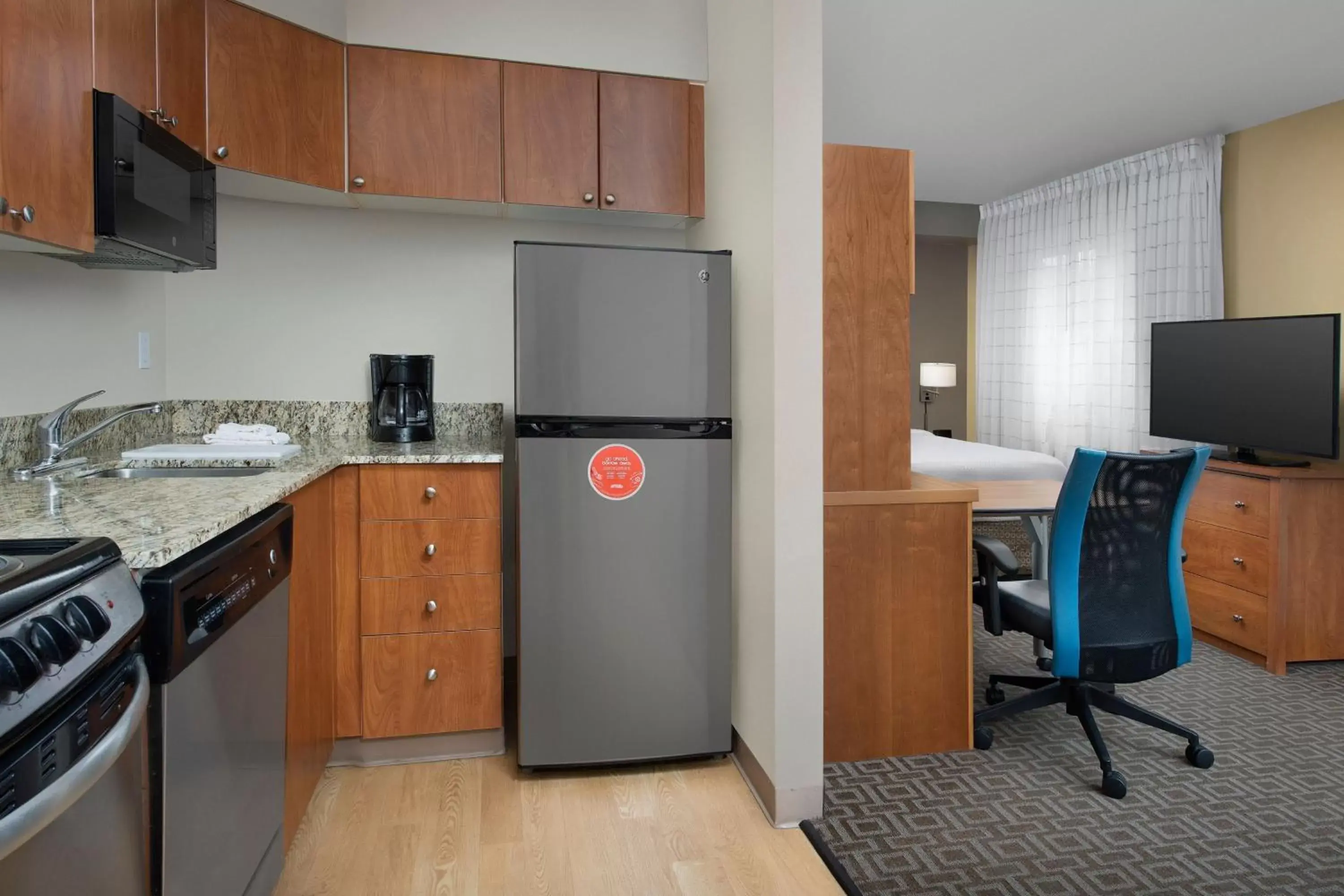 Photo of the whole room, Kitchen/Kitchenette in TownePlace Suites by Marriott Portland Hillsboro