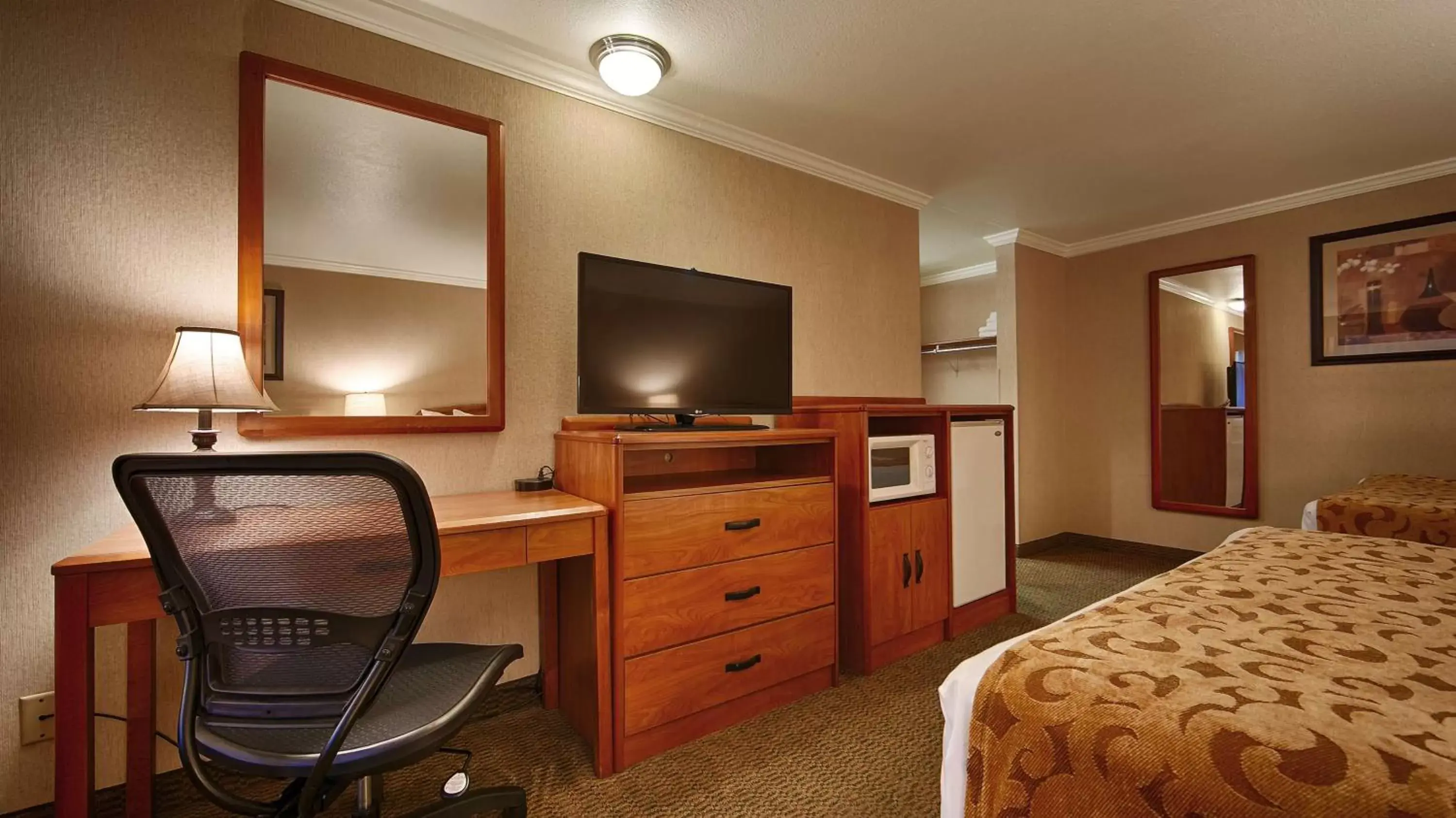 Photo of the whole room, TV/Entertainment Center in Best Western Holiday Hotel