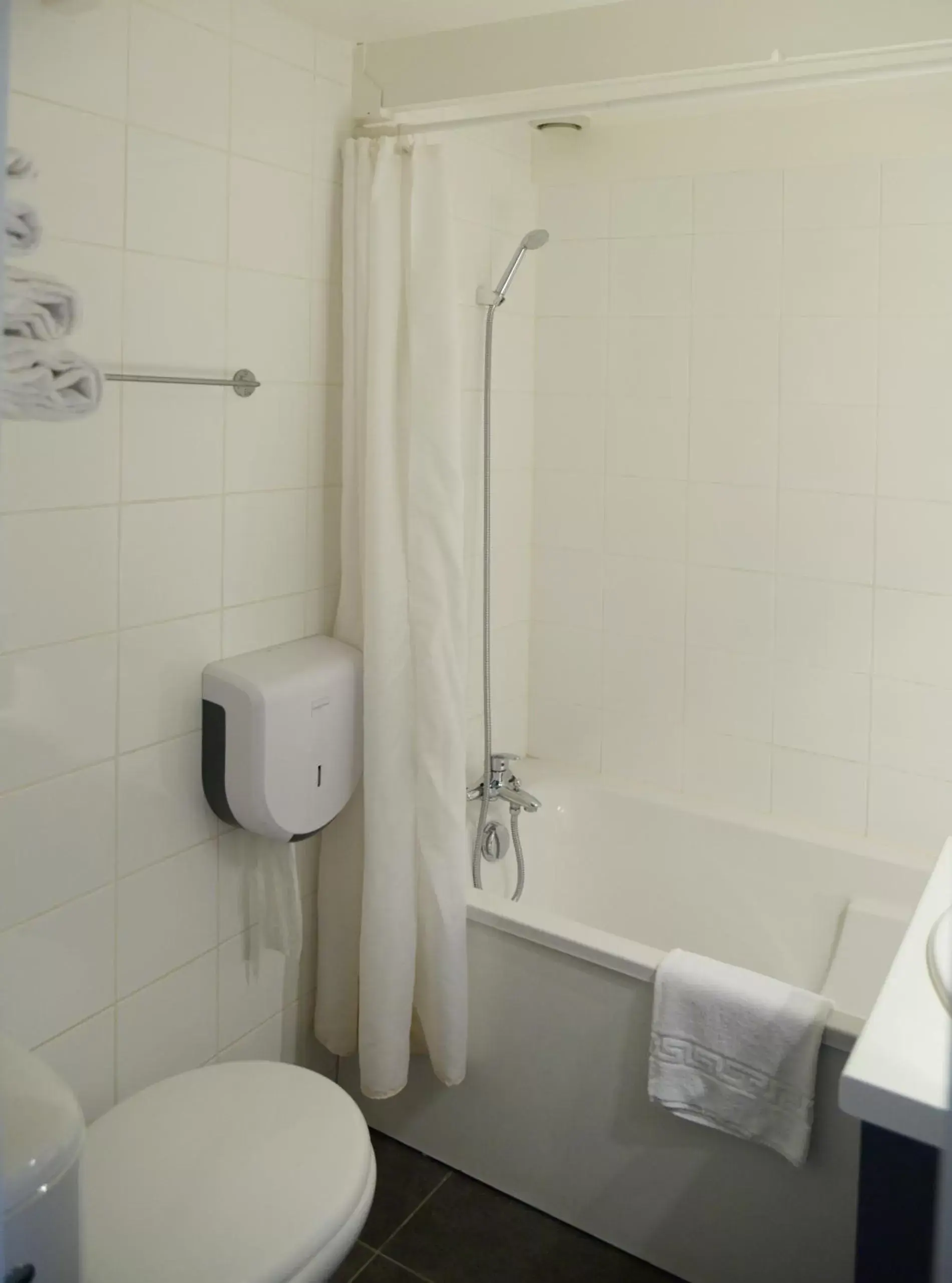 Bathroom in Aerel Hotel Aéroport Blagnac