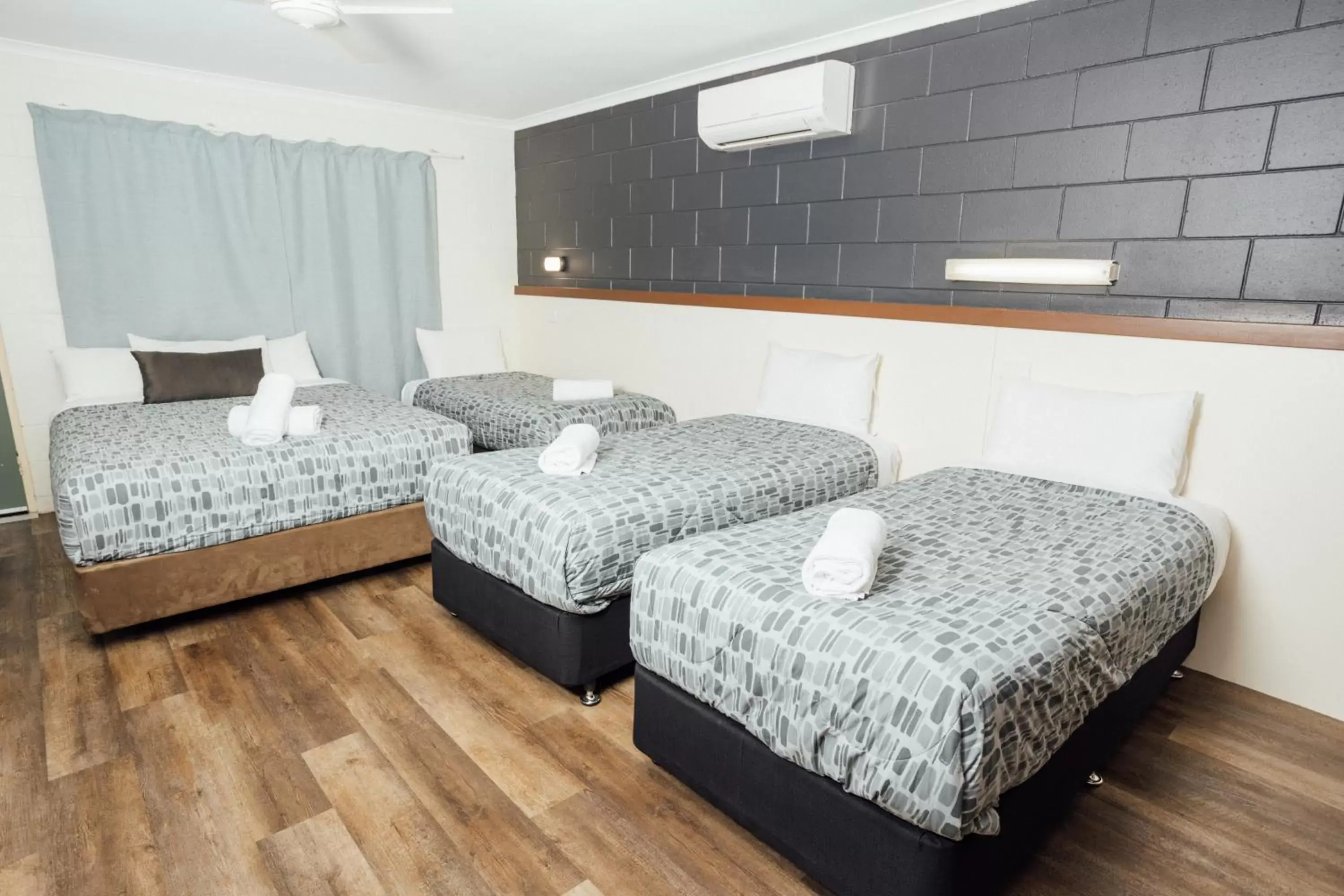 Bed in Billabong Lodge Motel