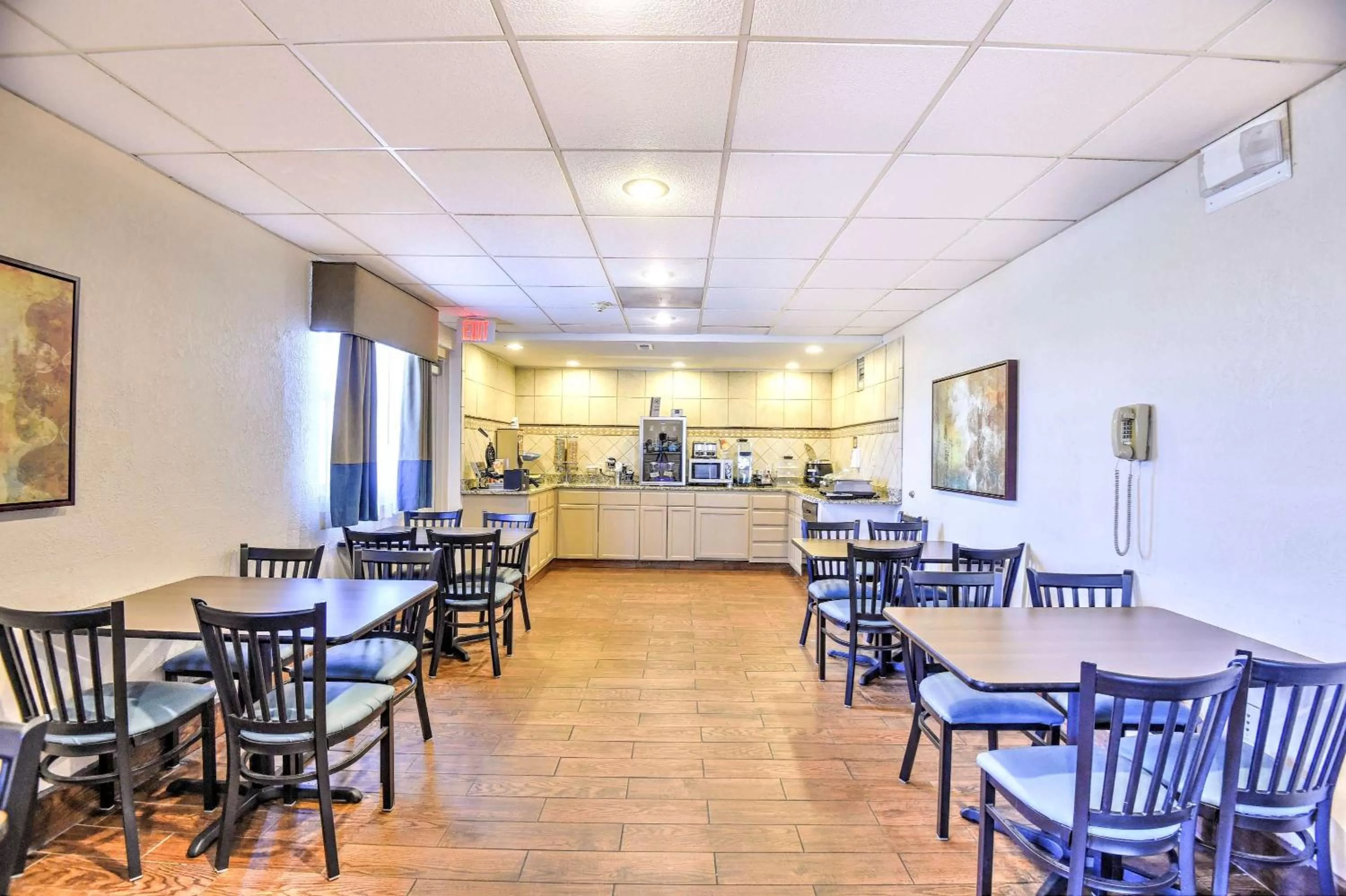 Restaurant/places to eat in SureStay Hotel by Best Western Ottawa
