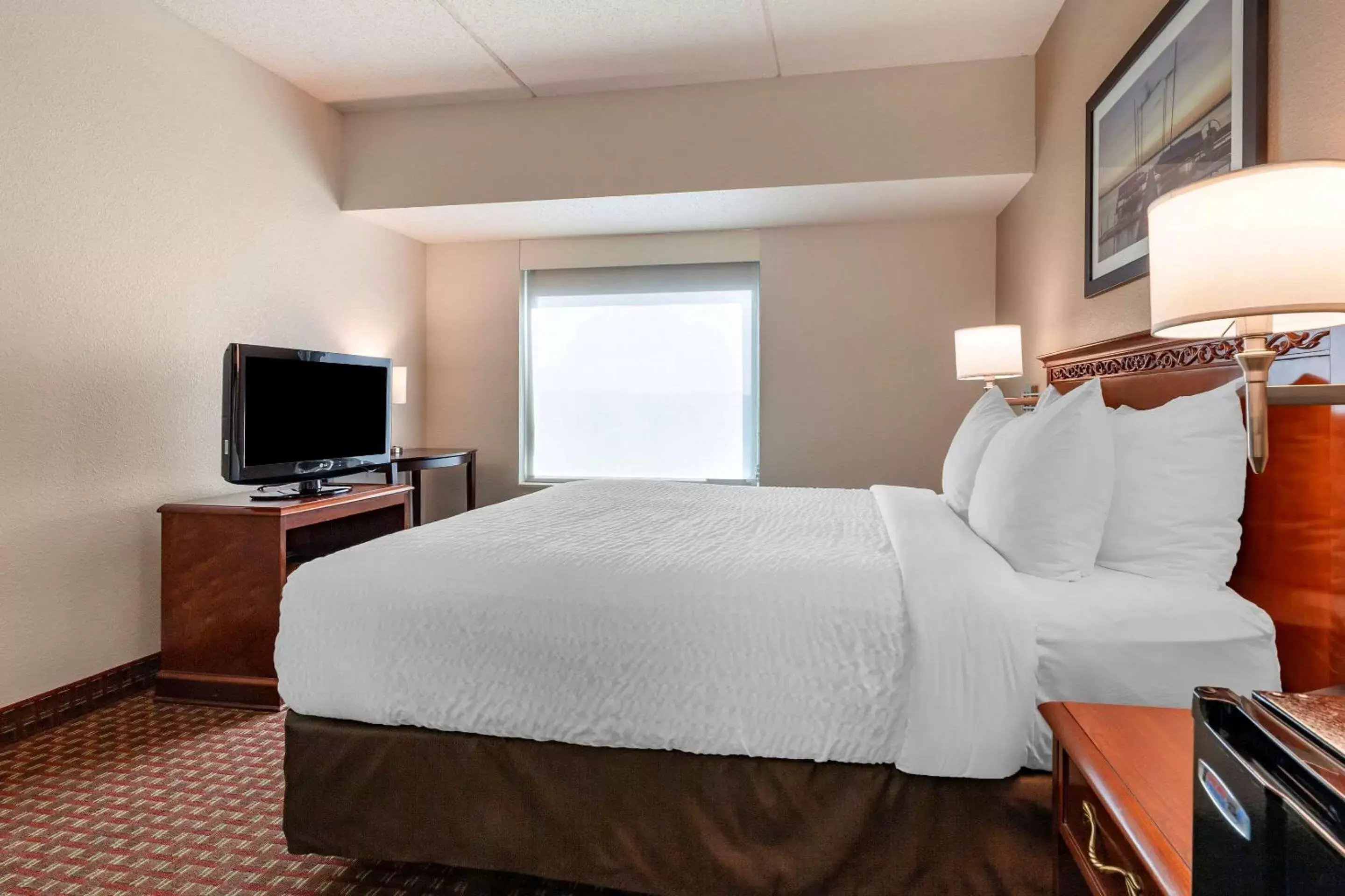 Bedroom, Bed in Clarion Suites at The Alliant Energy Center