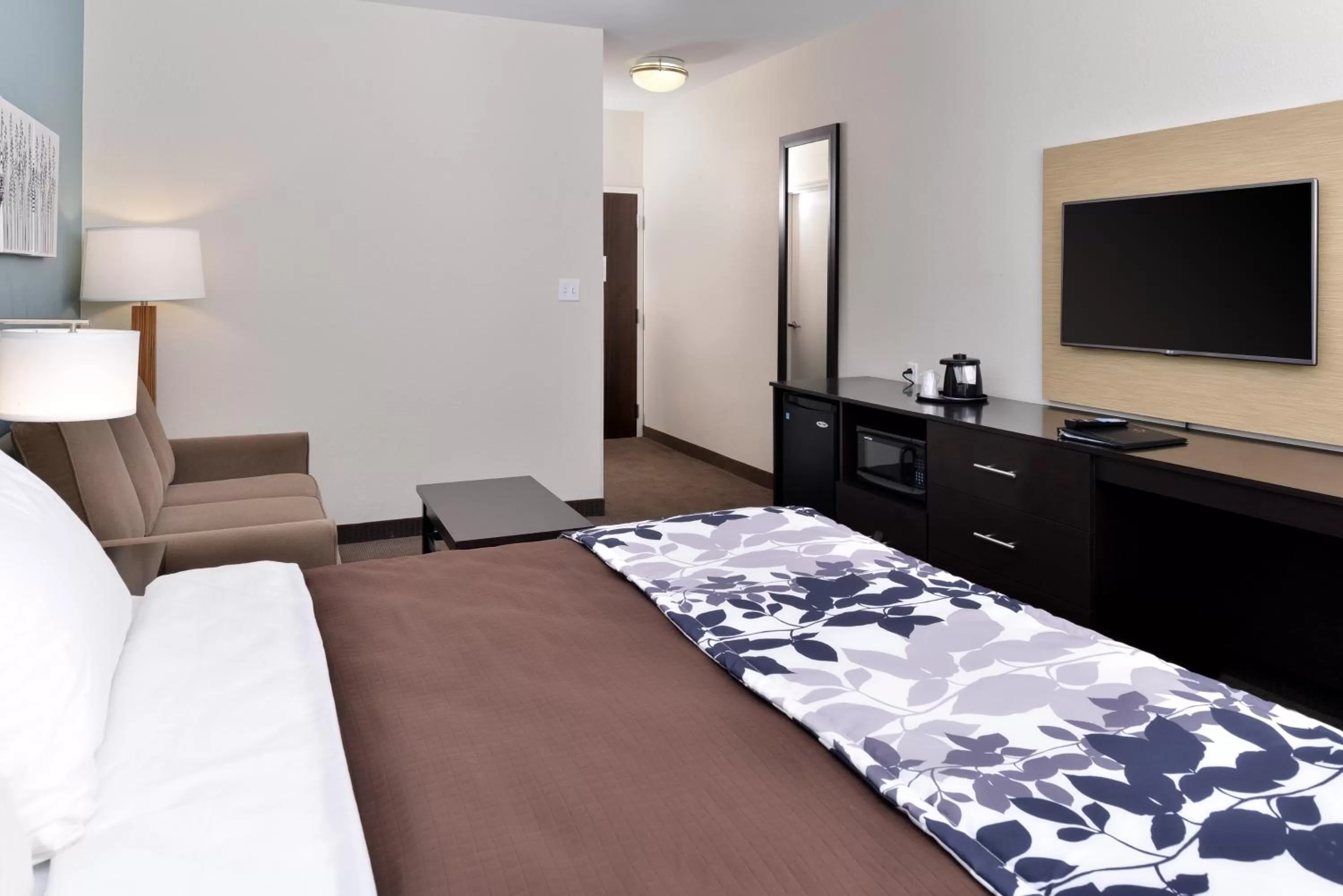 Photo of the whole room, Bed in Sleep Inn & Suites Meridian - Bonita Lakes