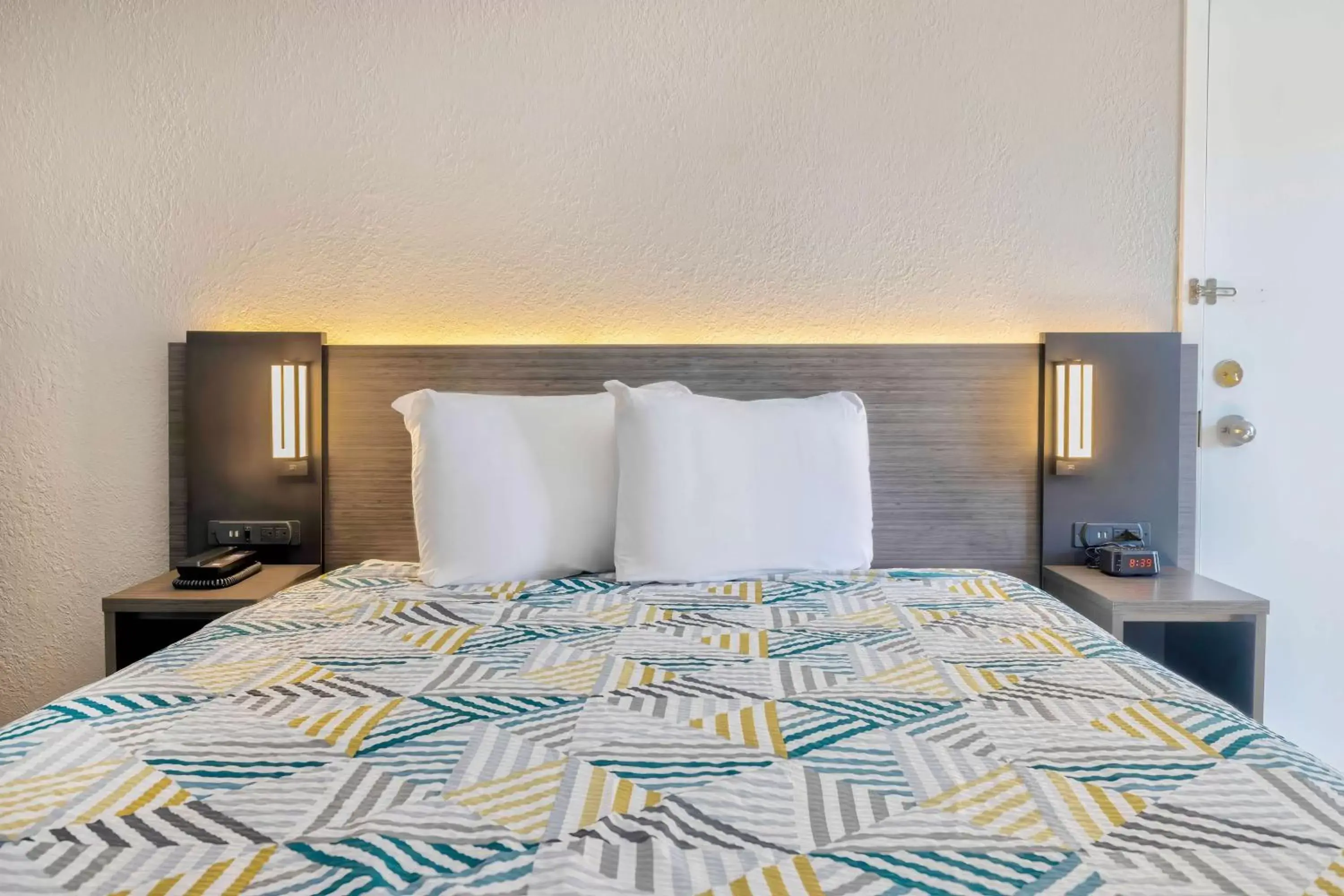 Bed in Studio 6 Effingham, IL Bed in Studio 6 Effingham, IL