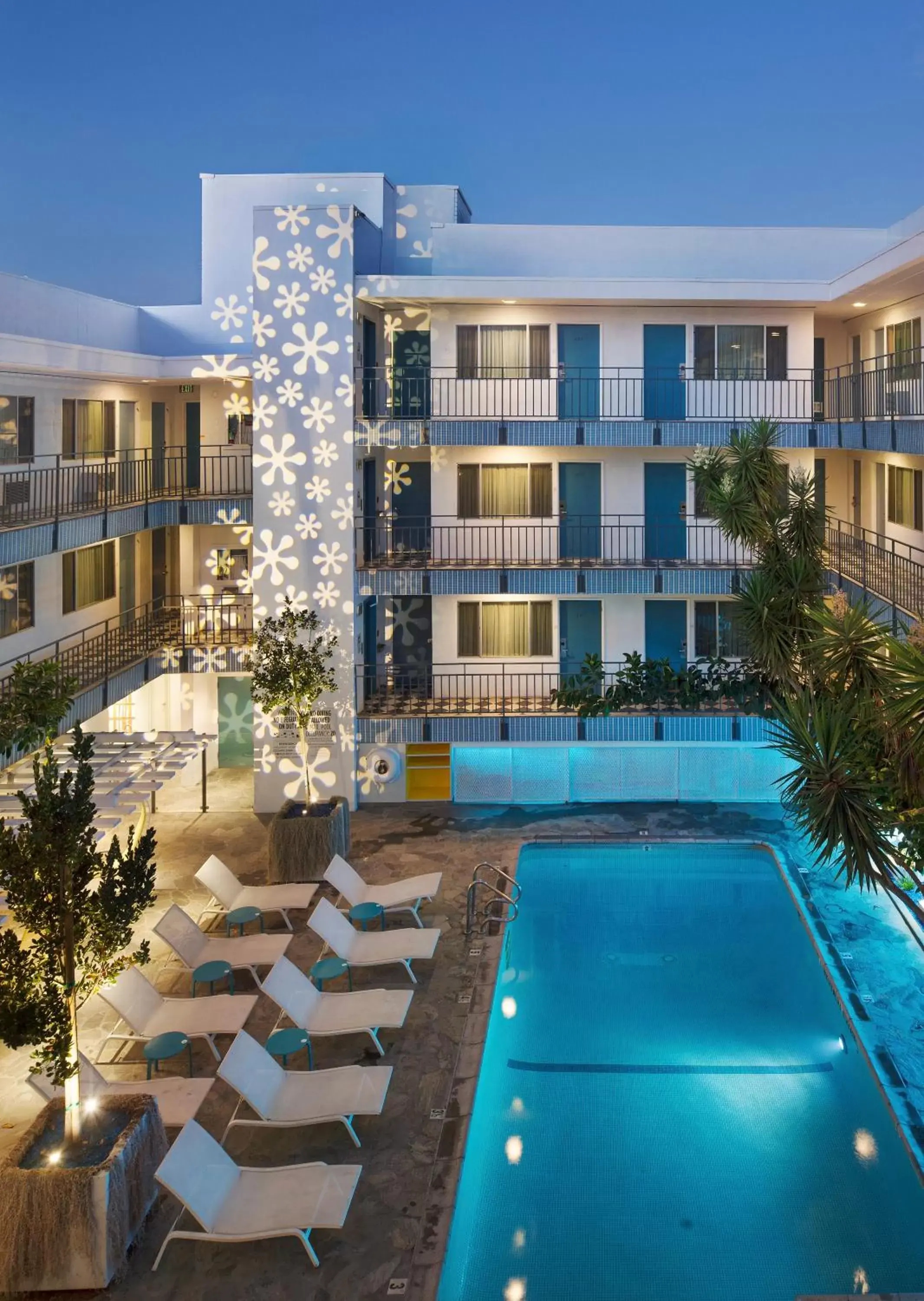 Night, Pool View in Beverly Laurel Hotel