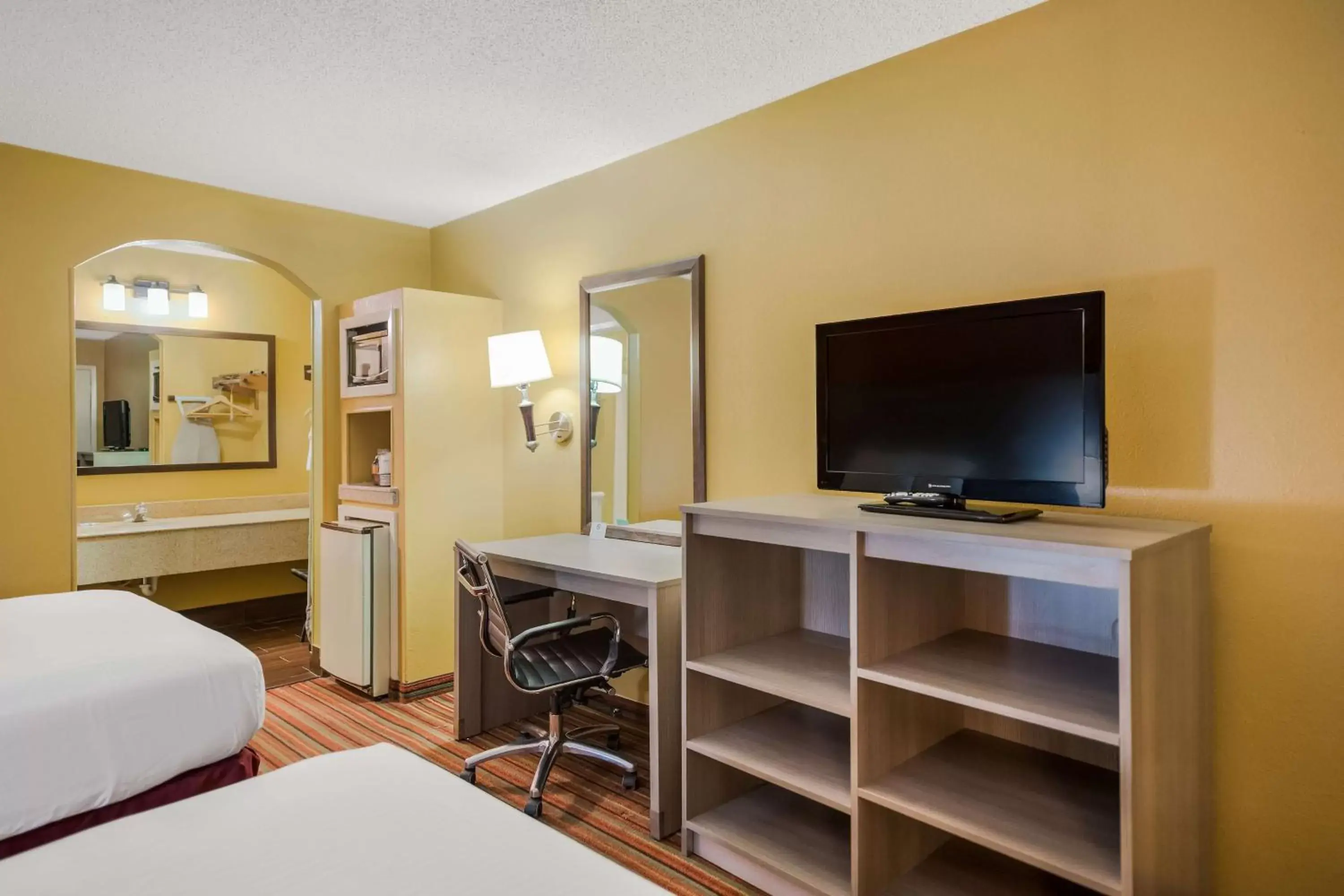 Bedroom, TV/Entertainment Center in SureStay Hotel by Best Western Mt Pleasant