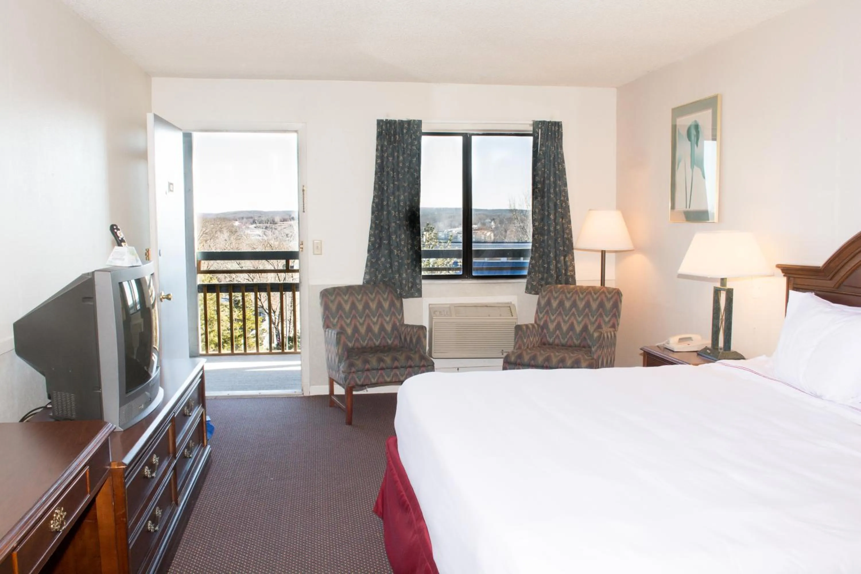 Photo of the whole room, Bed in Hawk's Nest Lodge