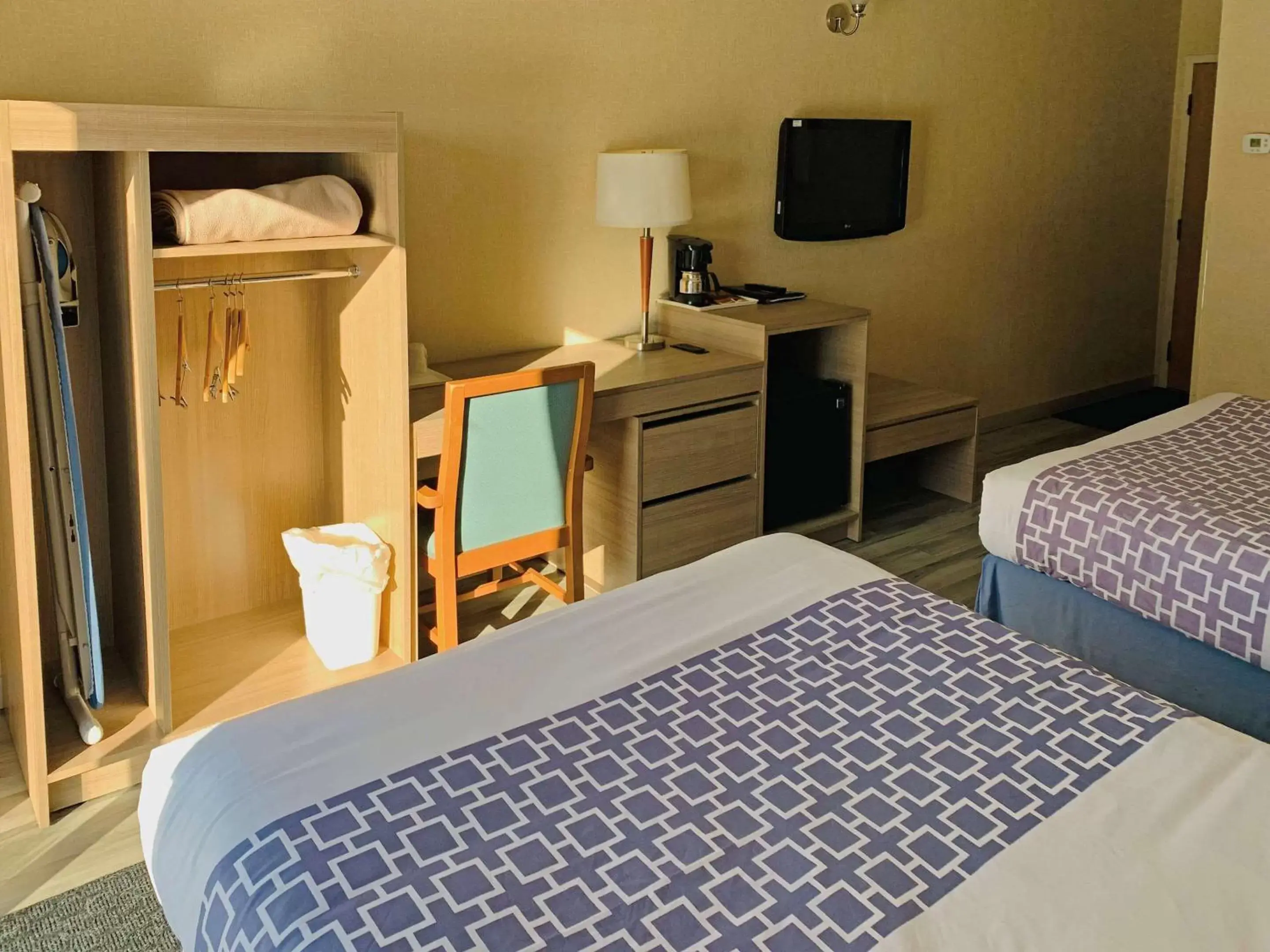 Photo of the whole room, Bed in Econo Lodge Airport Quebec Photo of the whole room, Bed in Econo Lodge Airport Quebec