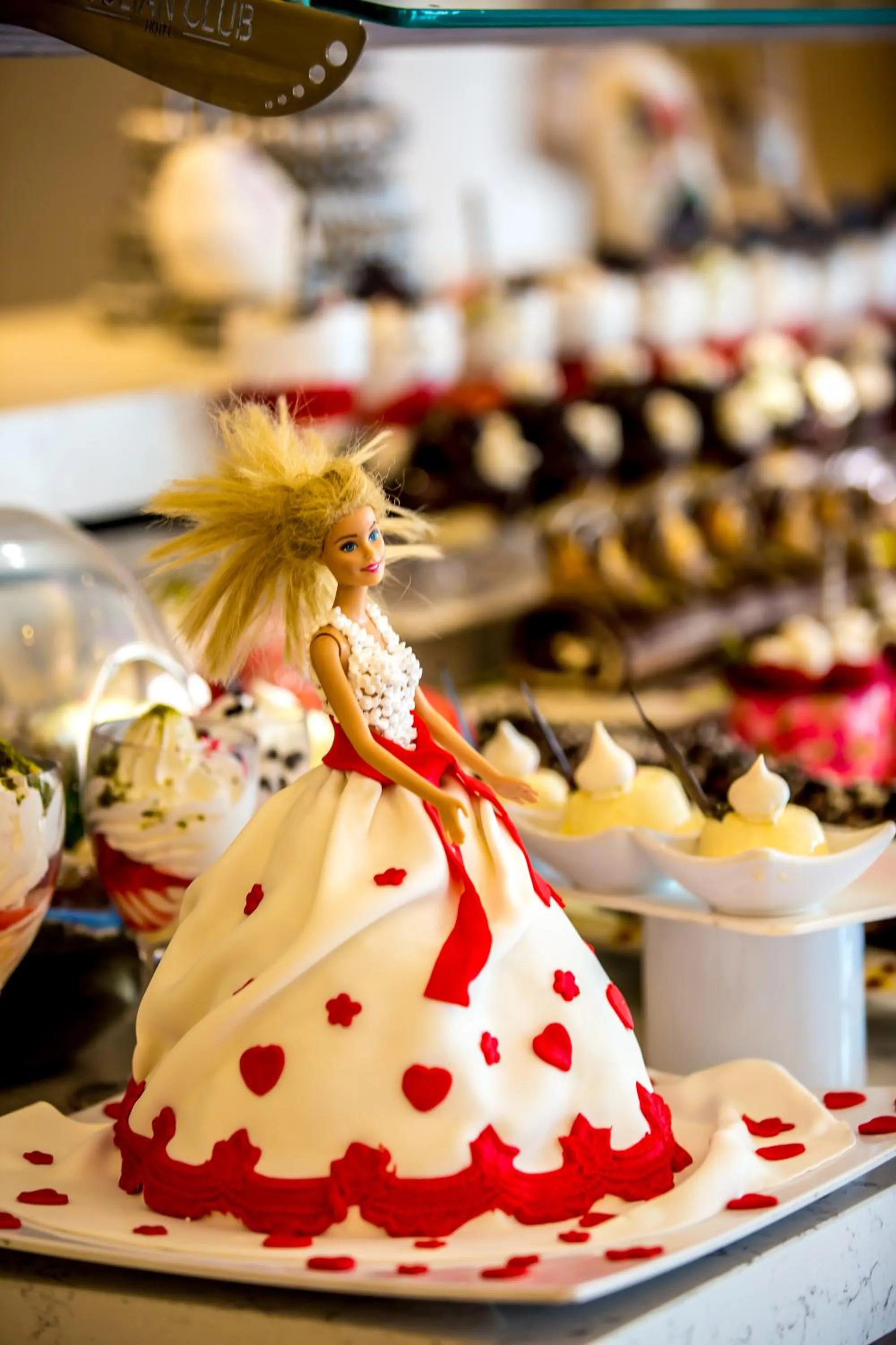 Food and drinks in Julian Club Hotel