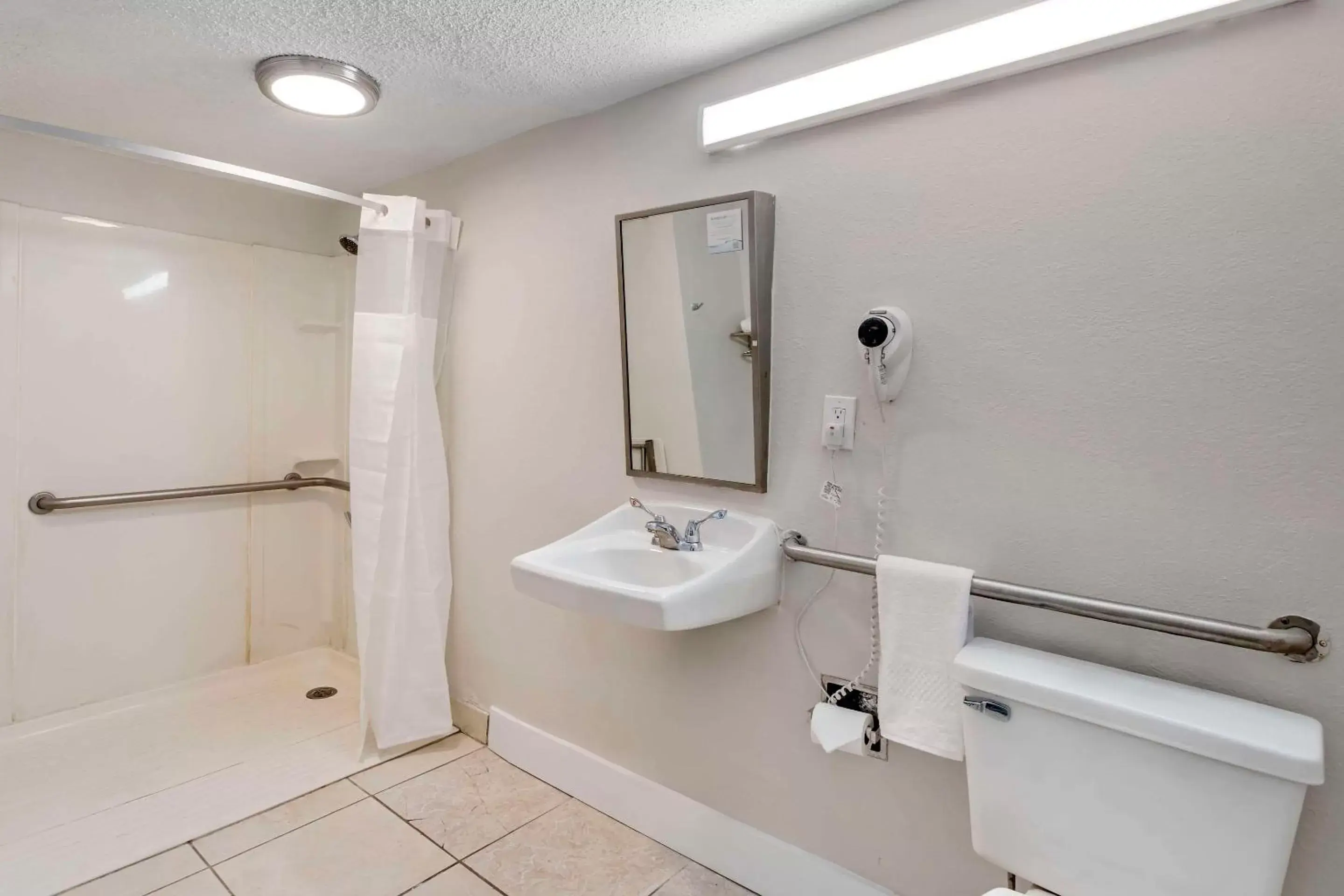 Bedroom, Bathroom in Days Inn & Suites by Wyndham Orlando East UCF Area