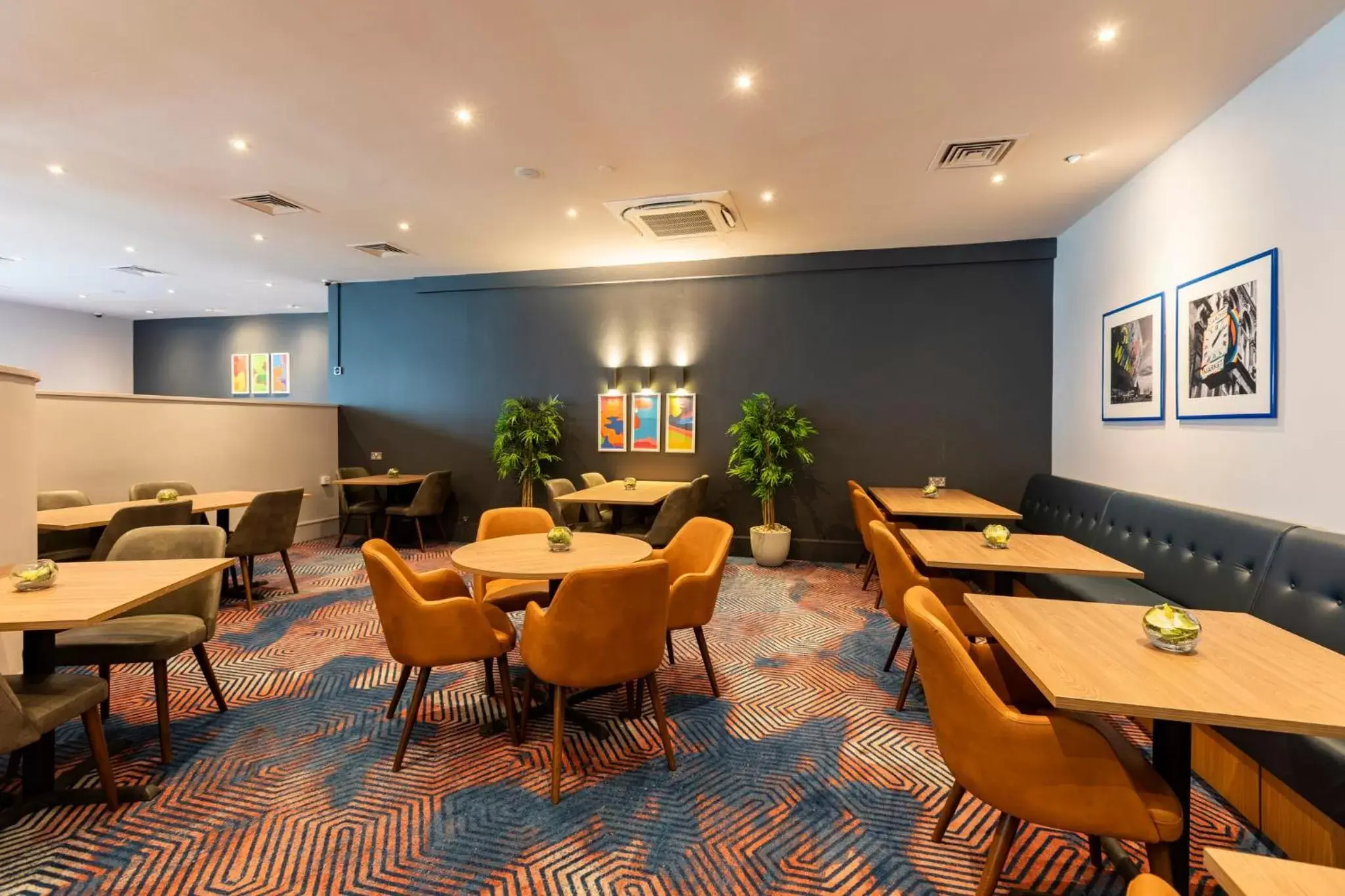 Lounge or bar, Restaurant/Places to Eat in Holiday Inn Cardiff City, an IHG Hotel