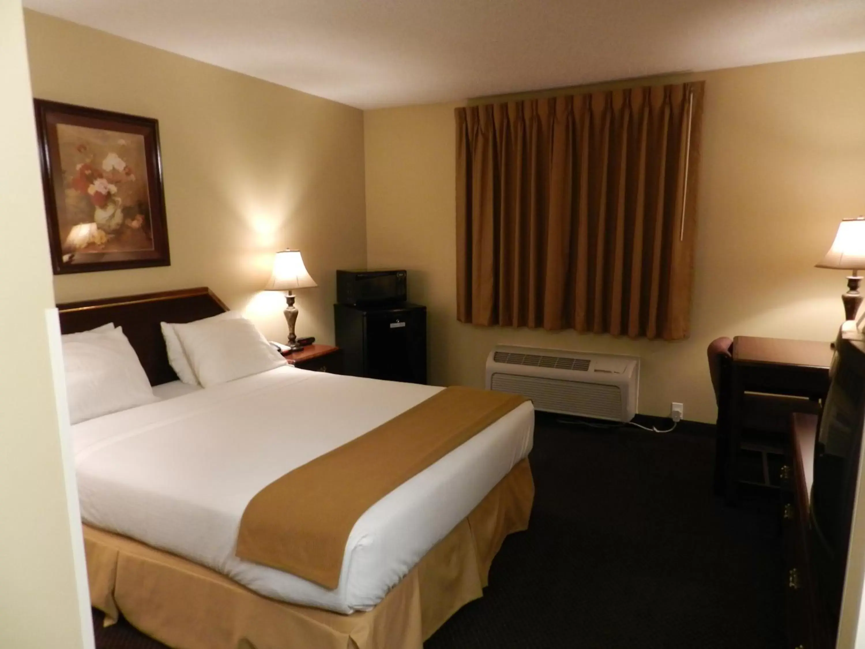 Photo of the whole room, Bed in Luxury Inn & Suites Troy