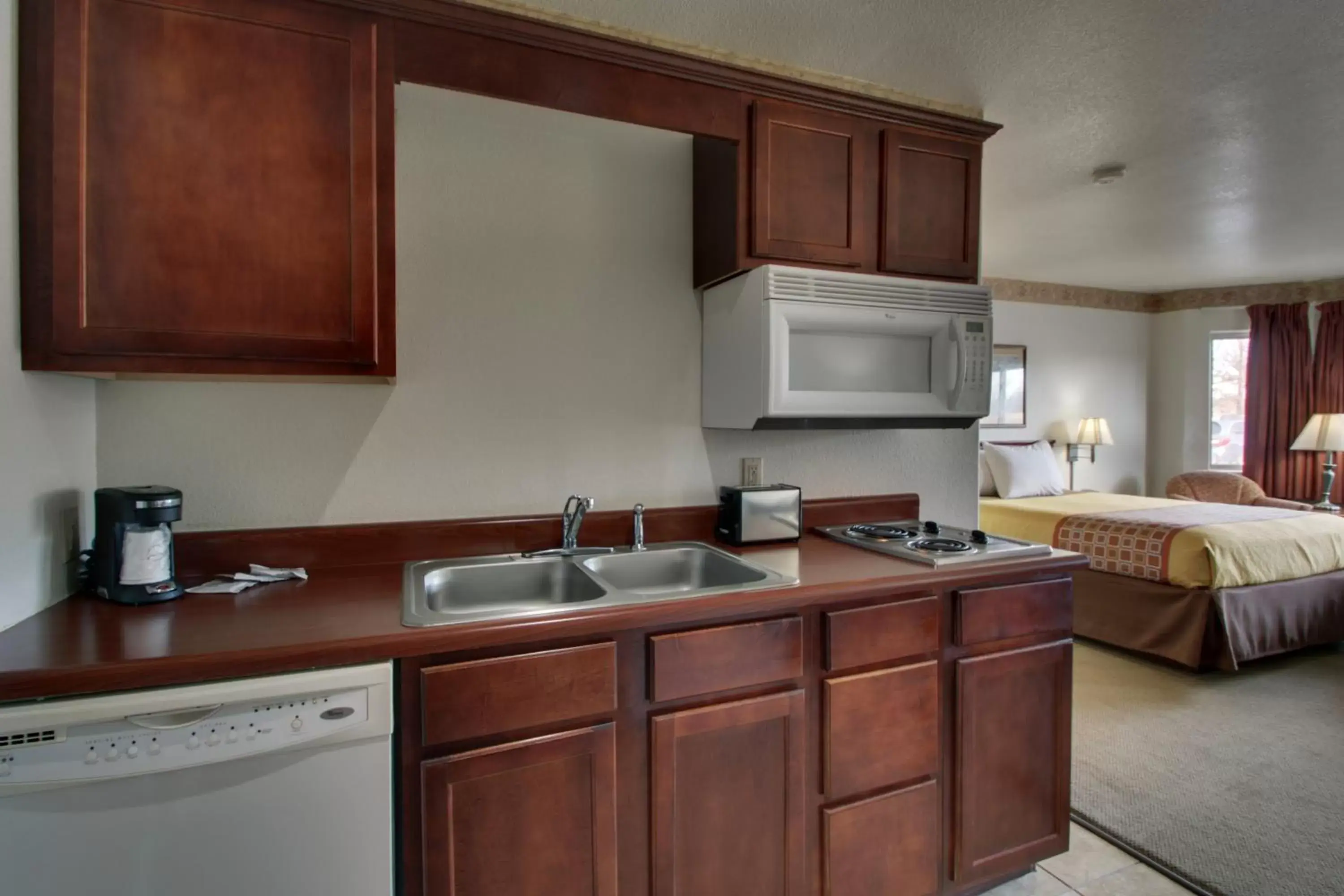 Kitchen/Kitchenette in All Towne Suites