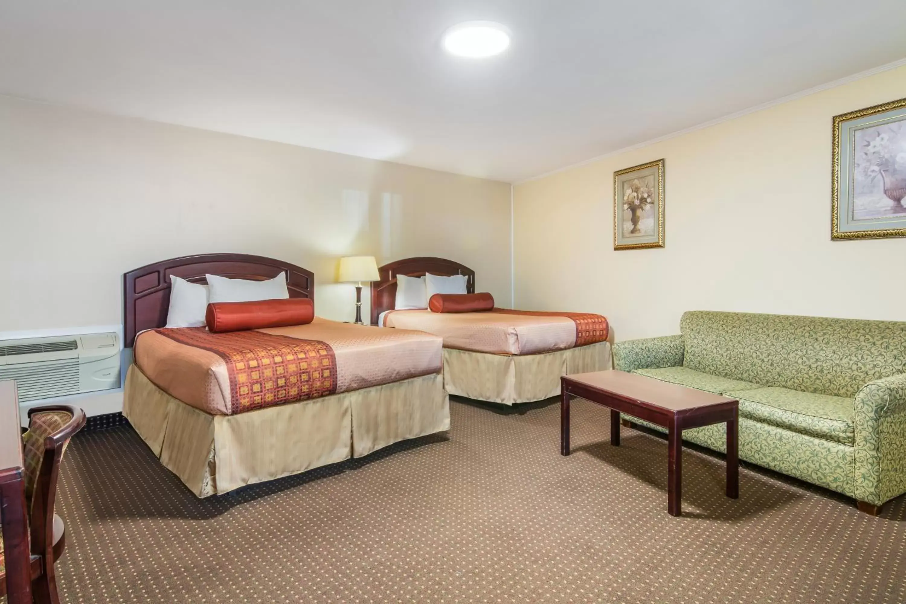 Bed in Rodeway Inn & Suites Weedsport NY