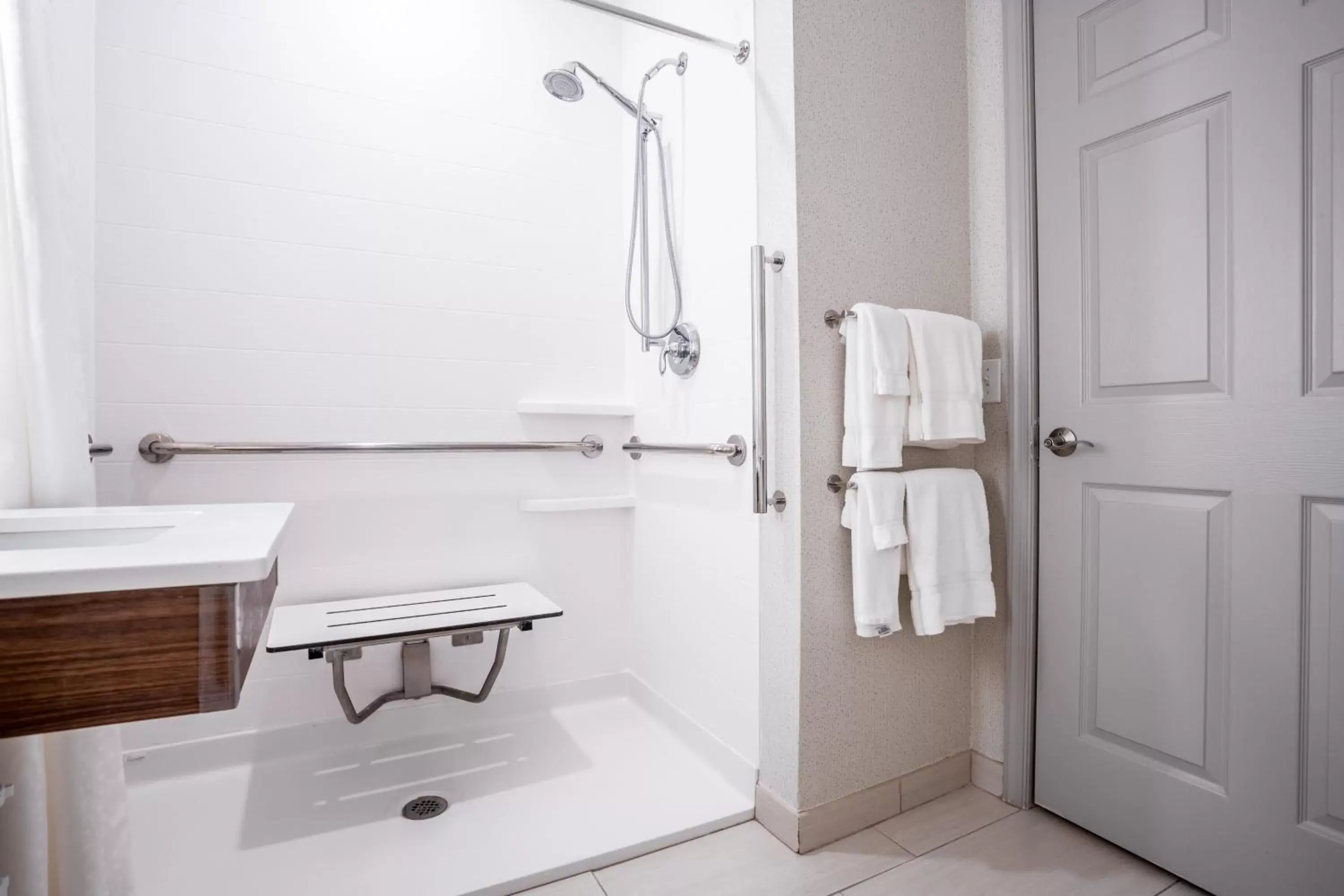 Photo of the whole room, Bathroom in Holiday Inn Express Annapolis East-Kent Island, an IHG Hotel