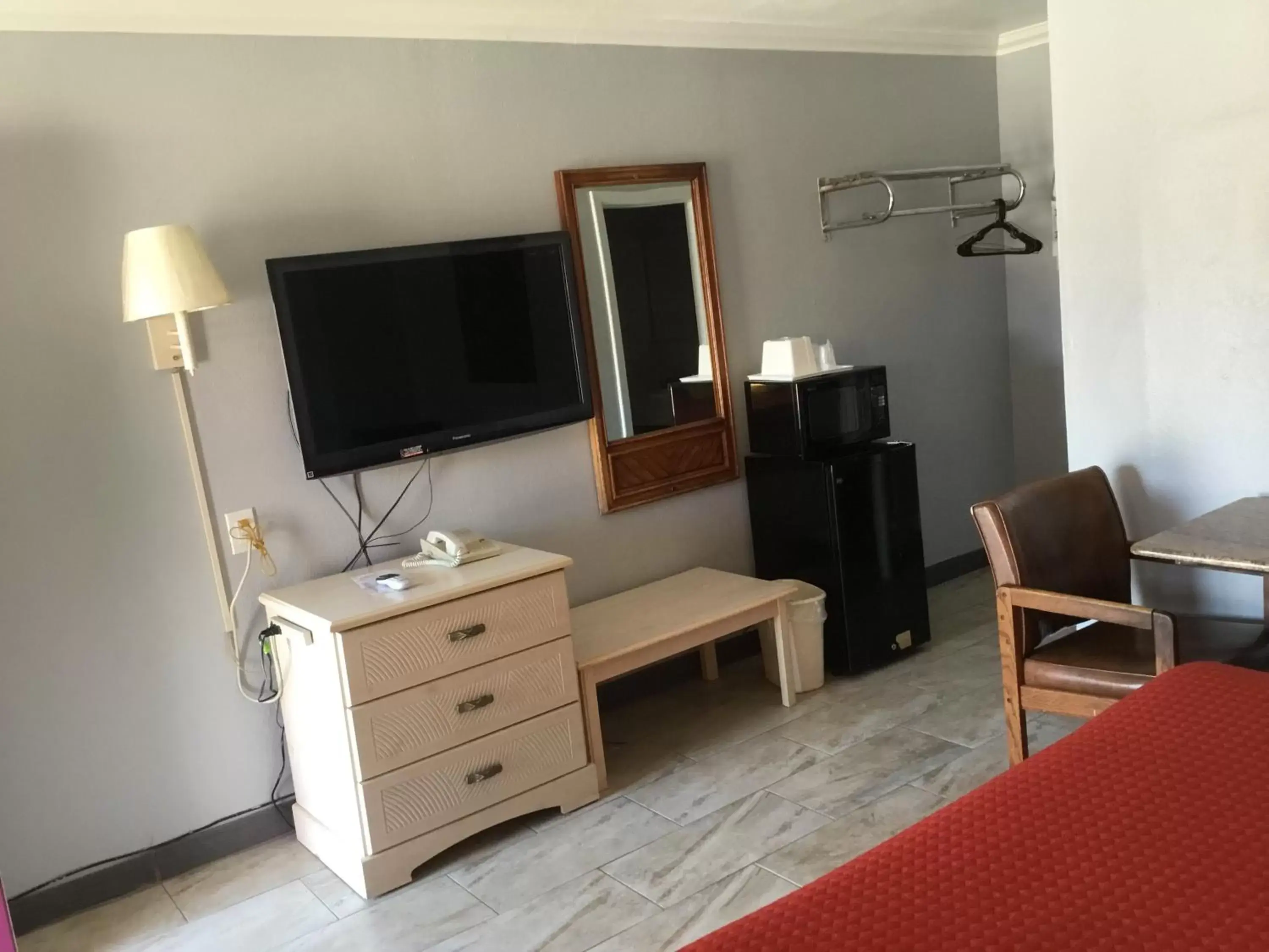 TV and multimedia, TV/Entertainment Center in Budget Inn Plainview