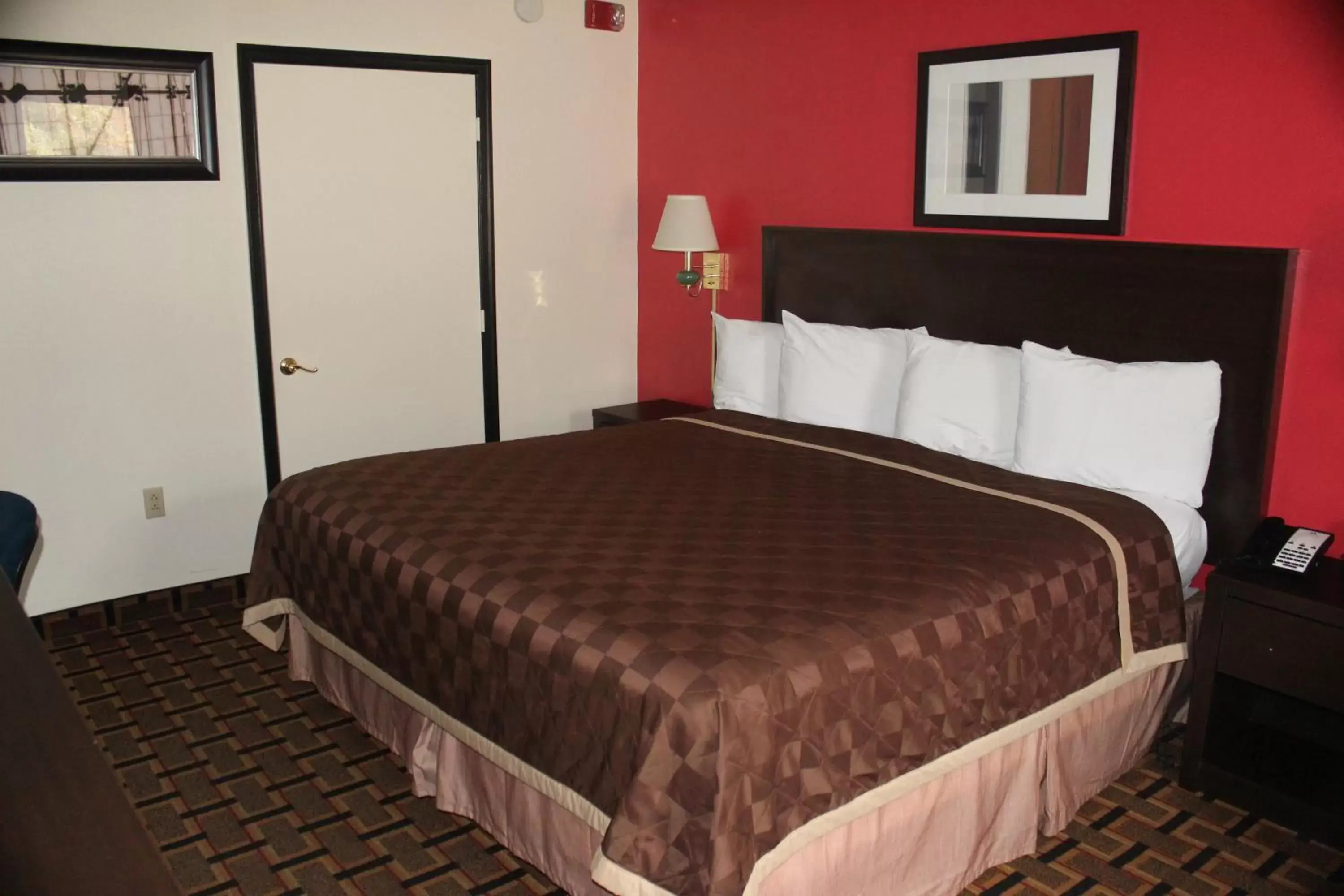 Bed in Americas Best Value Inn - Fredericksburg North