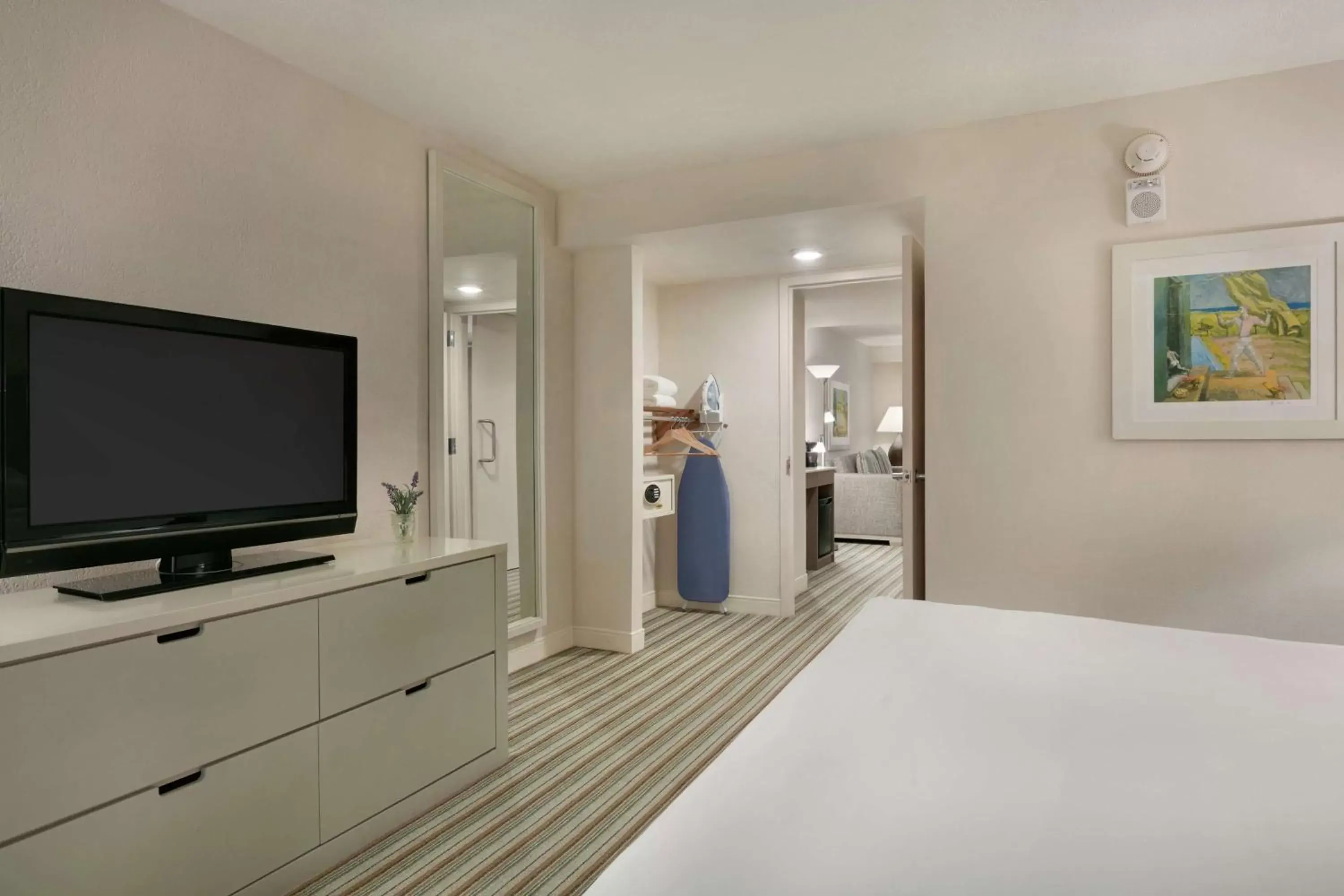 Bedroom, TV/Entertainment Center in Embassy Suites by Hilton San Juan - Hotel & Casino