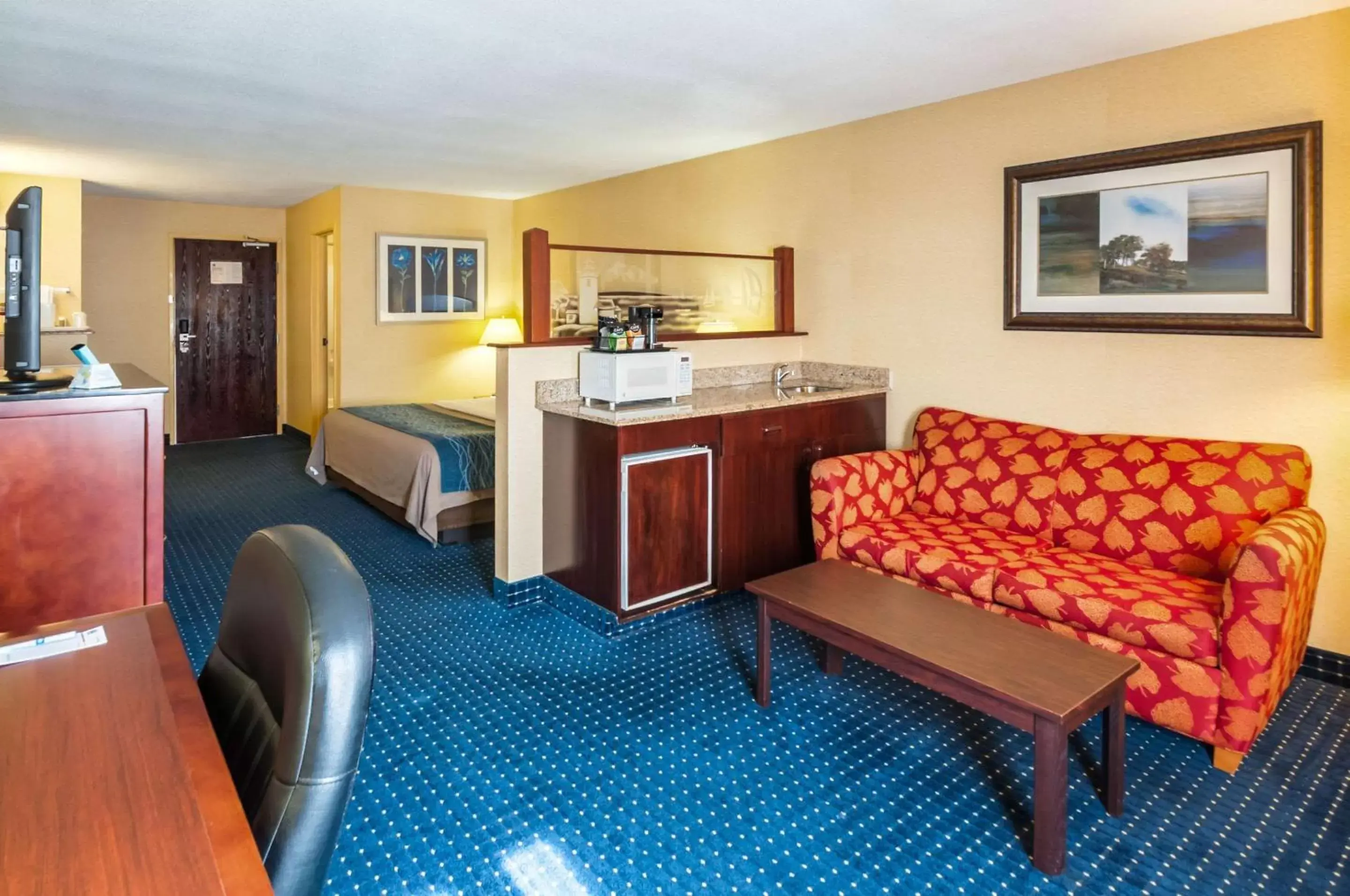 Photo of the whole room, Seating Area in Comfort Inn and Suites North East