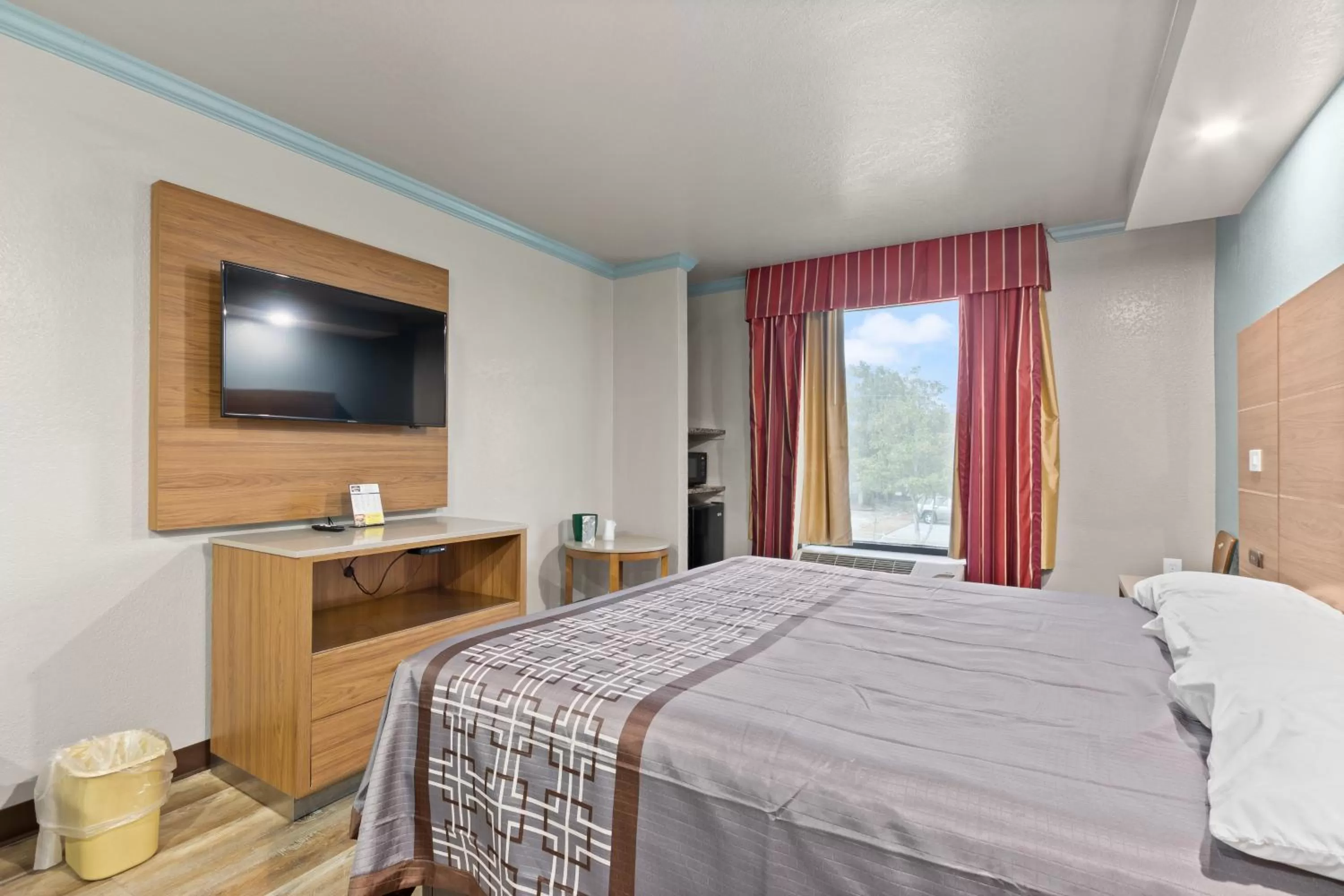 Bedroom, Bed in Regency Inn Near Boardwalk & Hurlburt Field