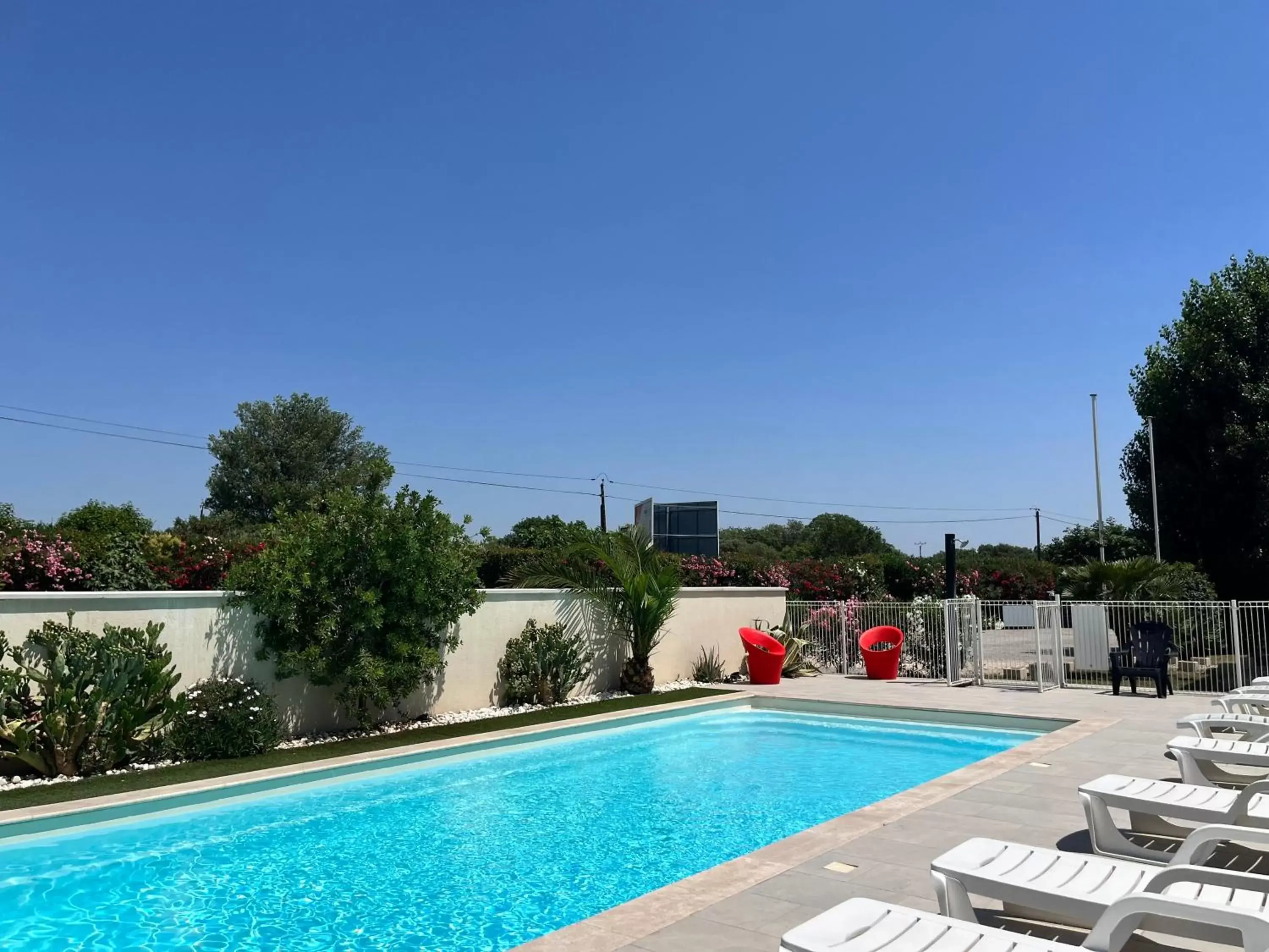 Swimming Pool in Brit Hotel Salon de Provence