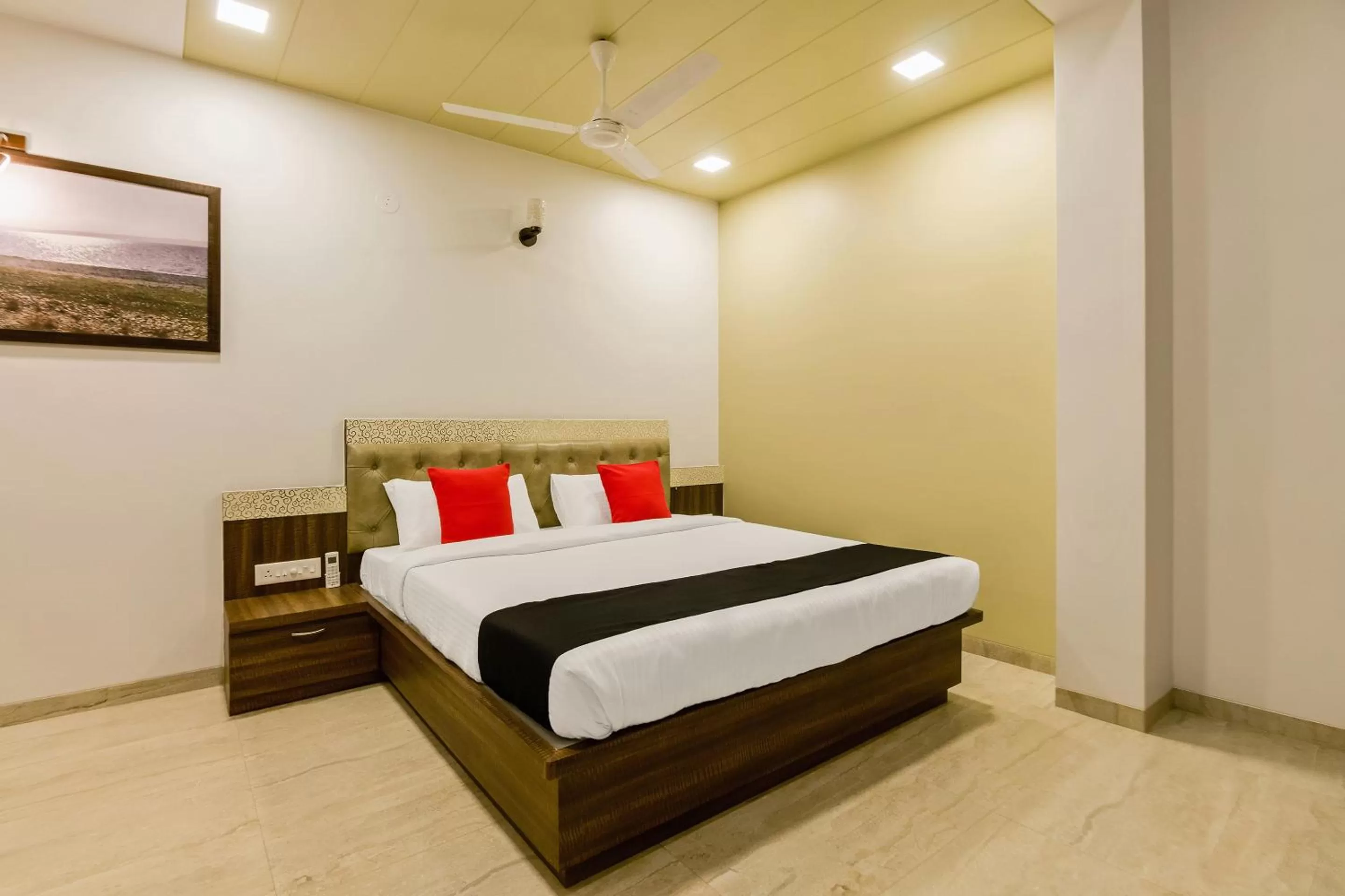 Bedroom, Bed in Hotel Om Inn - Talegaon Dabhade