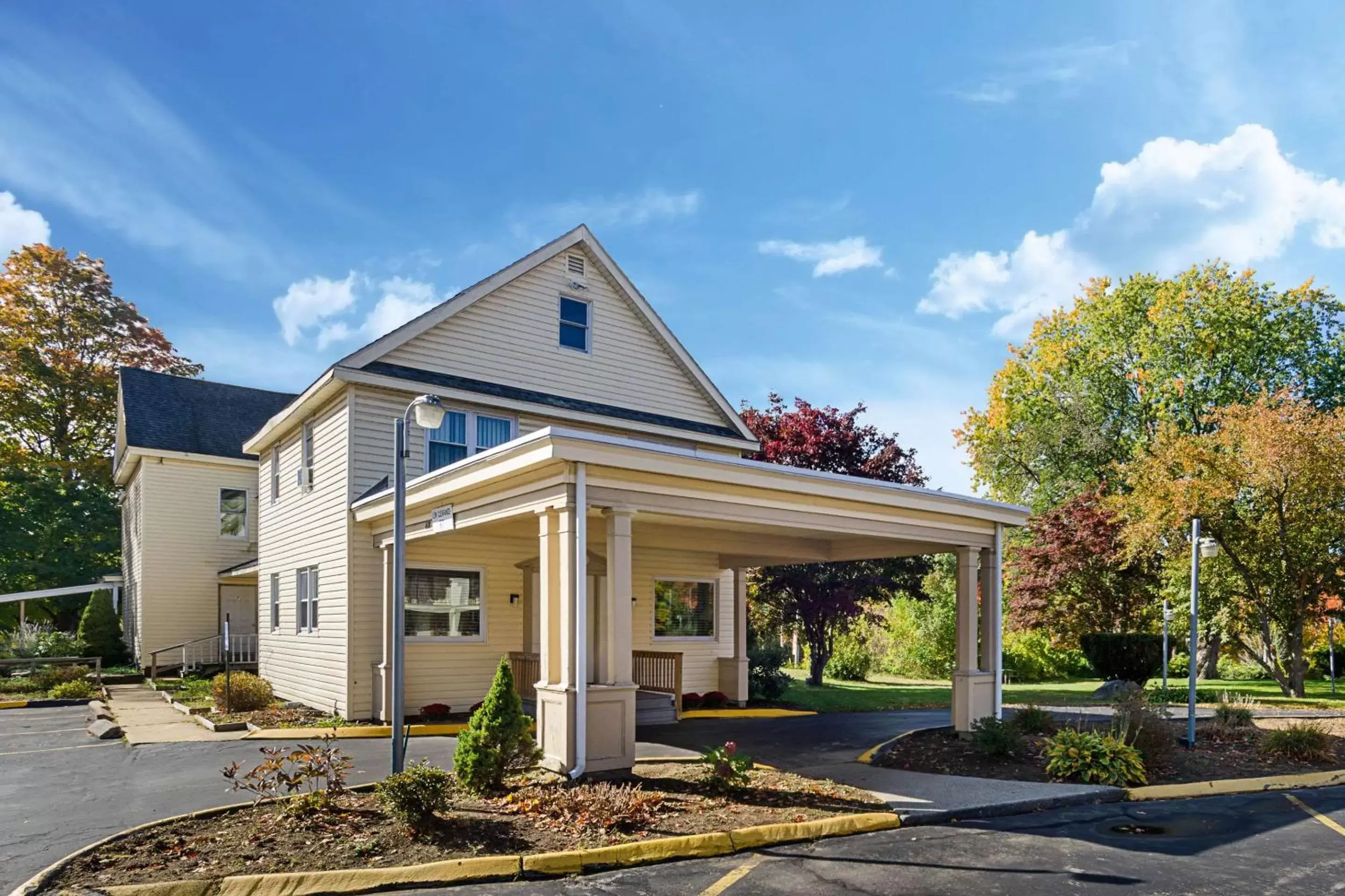 Property Building in Econo Lodge Sturbridge Route 20