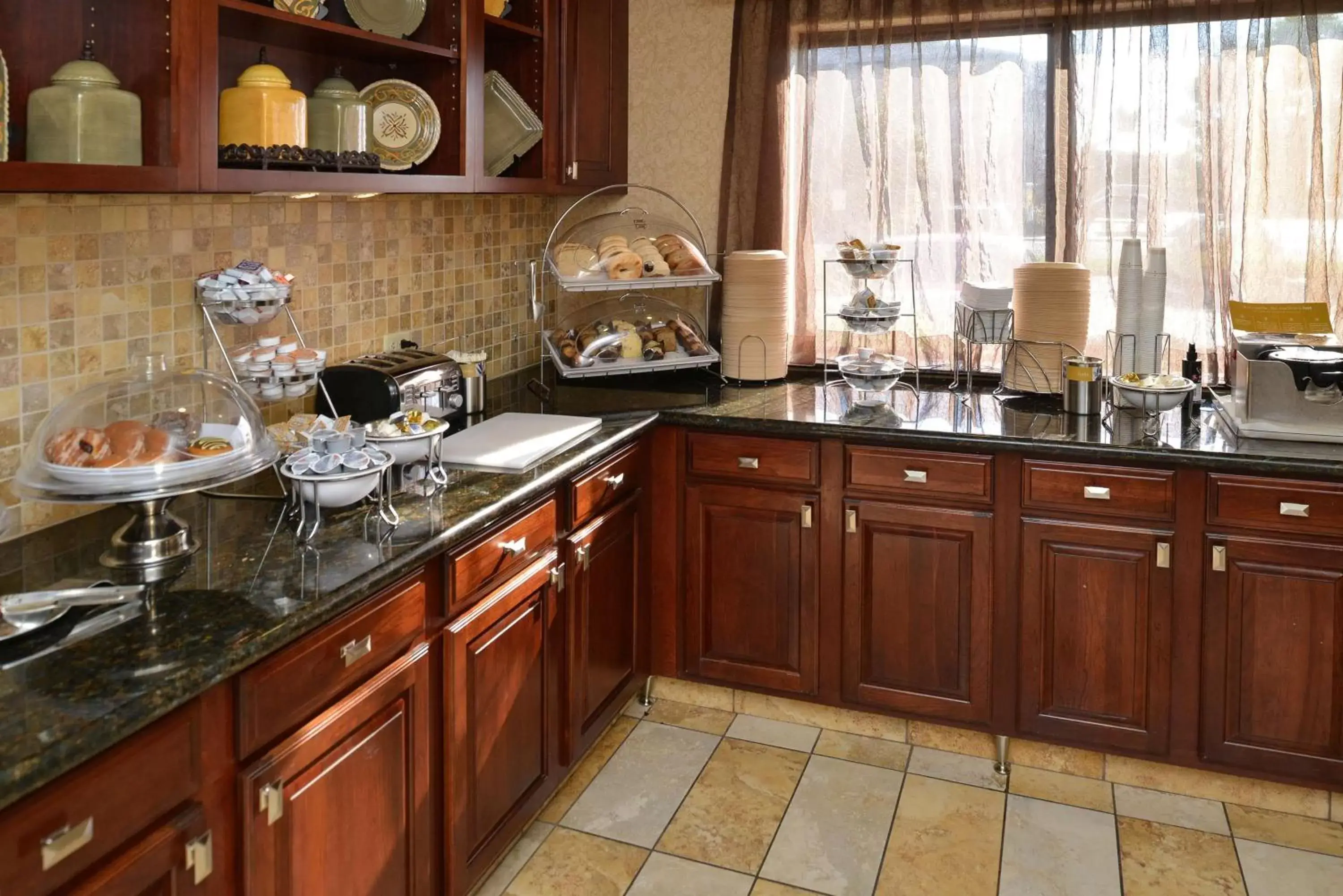 Dining area, Kitchen/Kitchenette in Hampton Inn & Suites Boise-Meridian