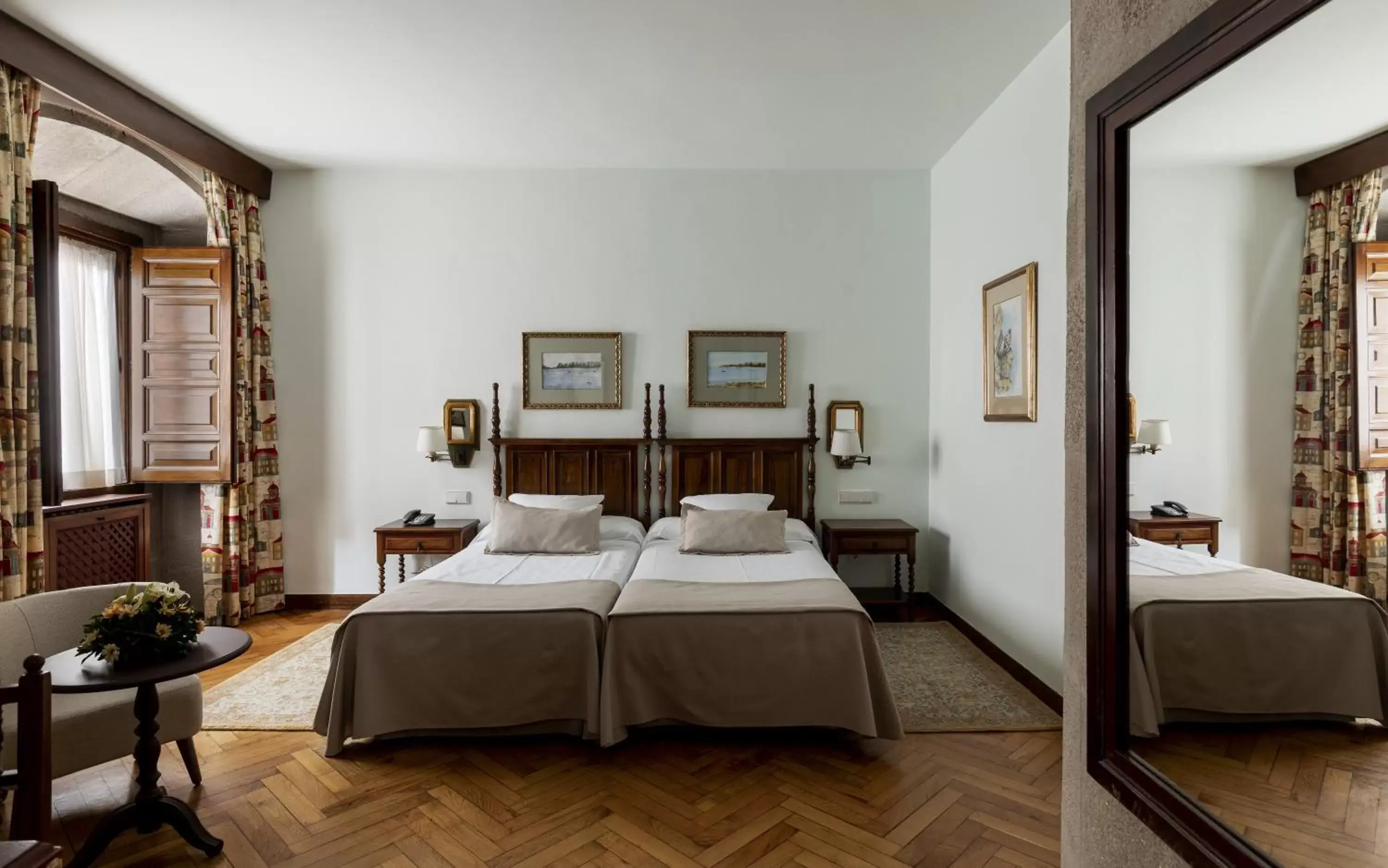 Photo of the whole room, Bed in Parador de Pontevedra