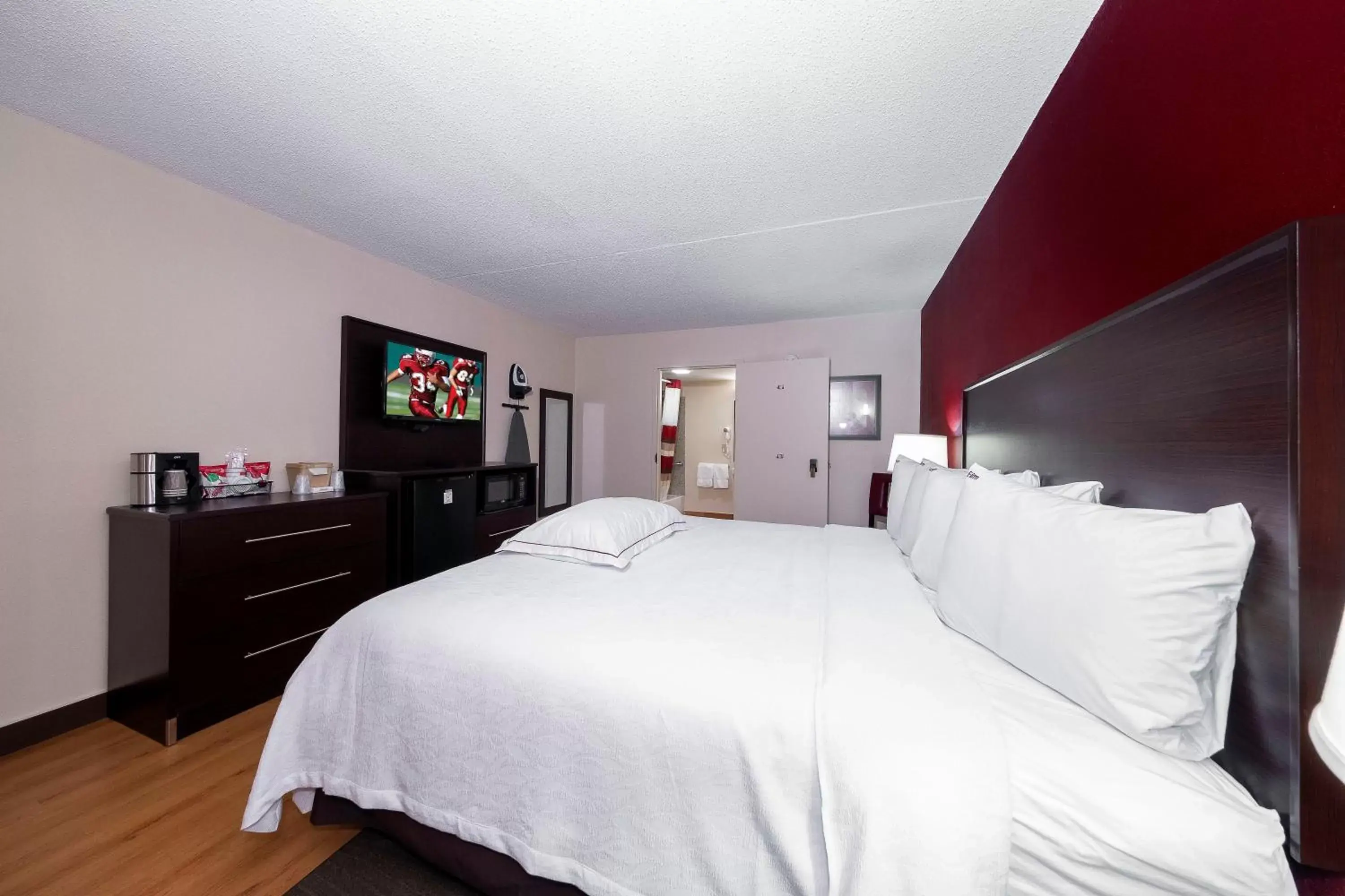 Photo of the whole room, Bed in Red Roof Inn PLUS+ Huntsville – Madison