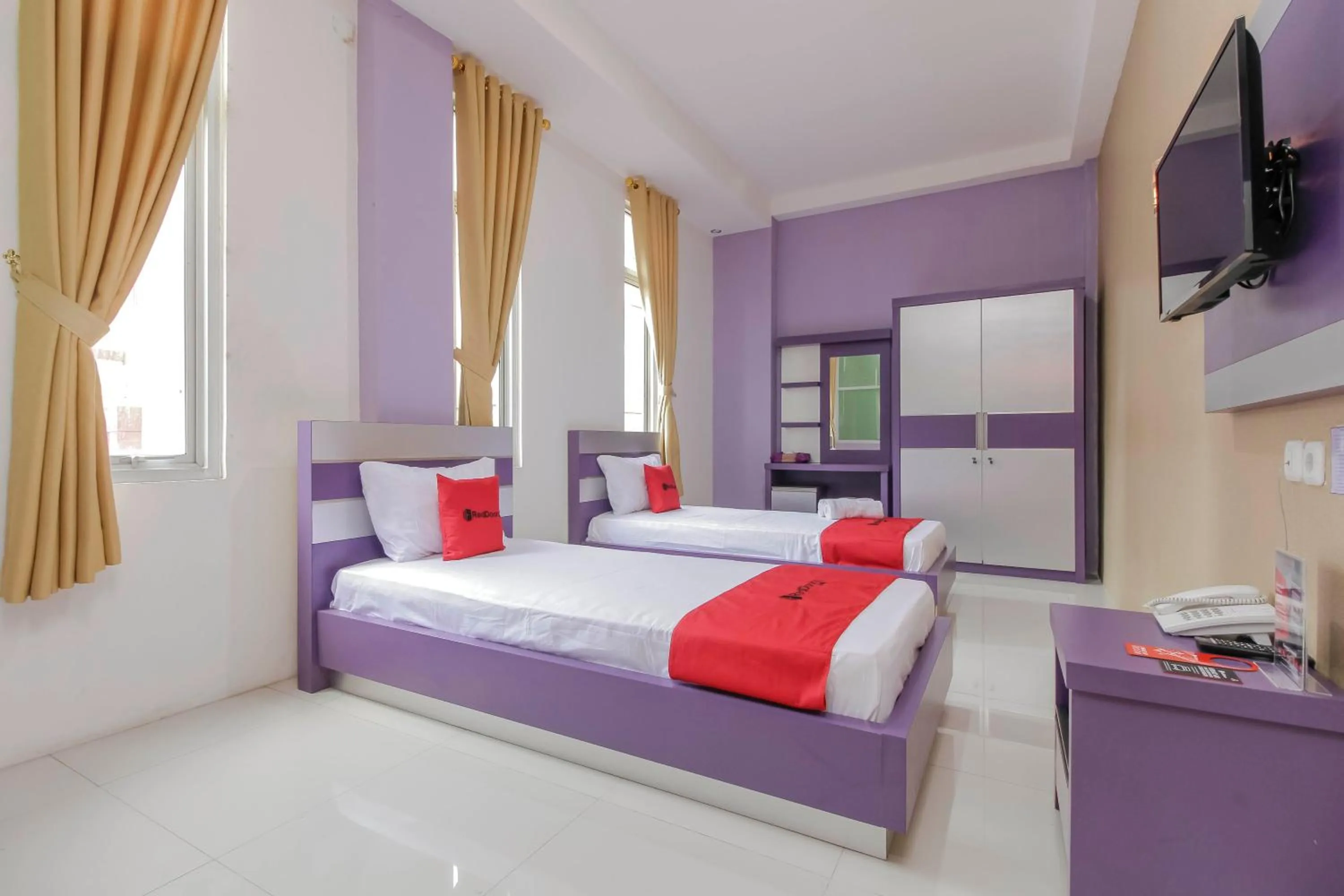 Bedroom, Bed in RedDoorz Plus near Stasiun Bekasi