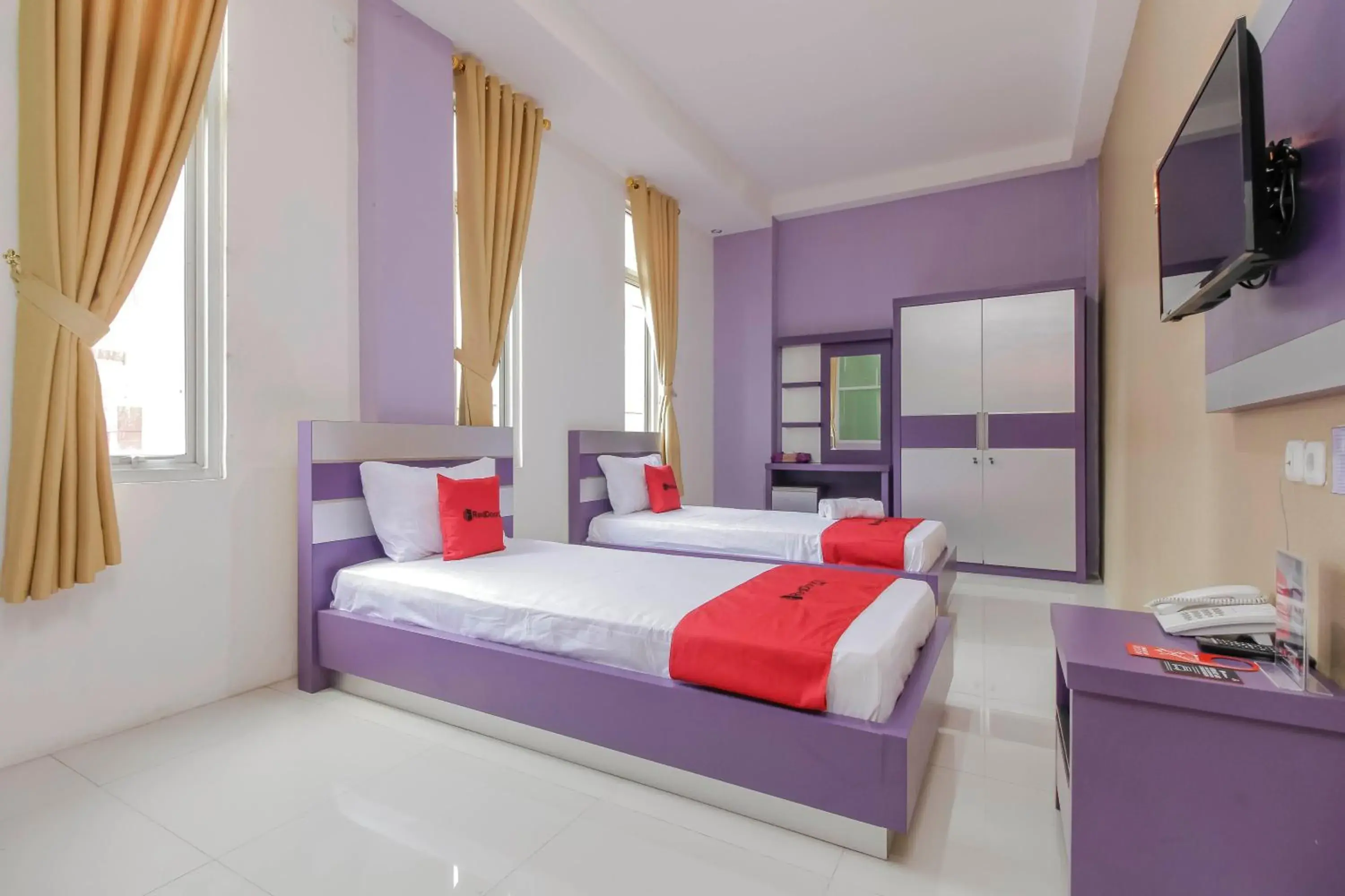 Deluxe Twin Room in RedDoorz Plus near Stasiun Bekasi Deluxe Twin Room in RedDoorz Plus near Stasiun Bekasi