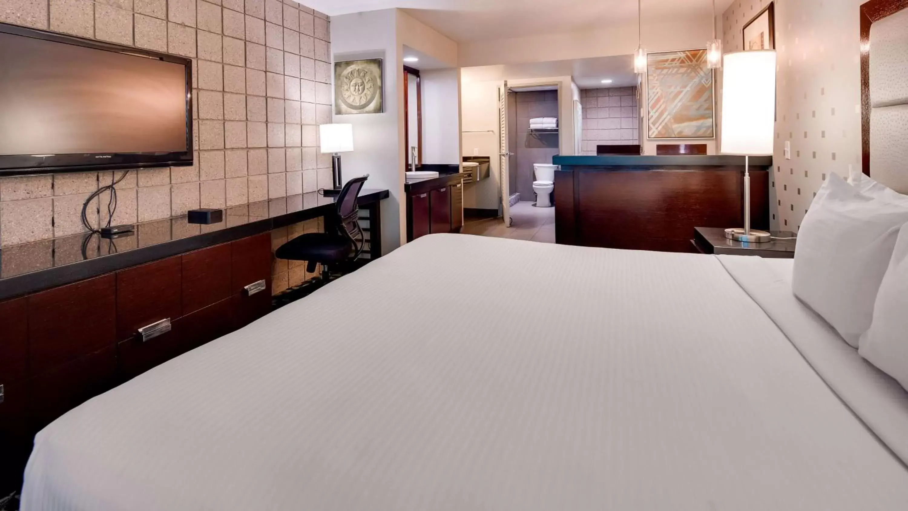 Photo of the whole room, Bed in Best Western Plus Sundial