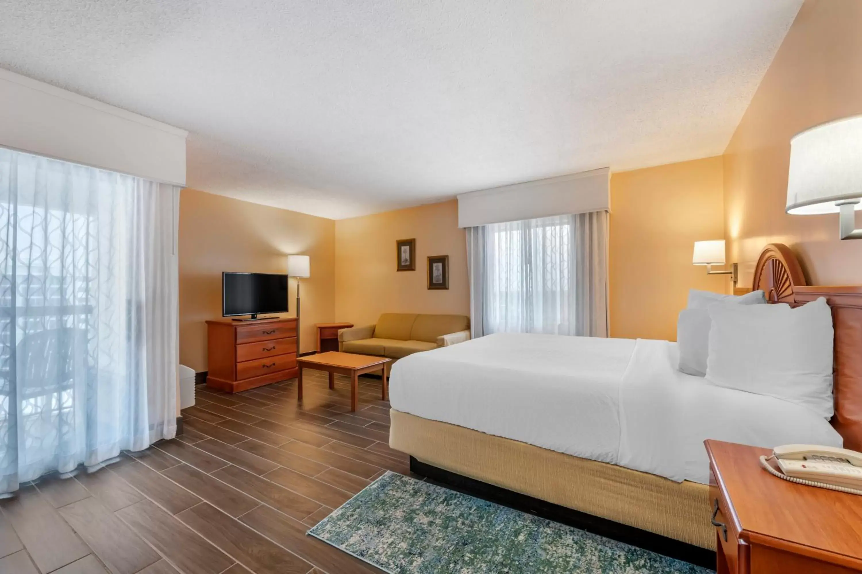 Queen Room with Partial Oceanview in Tropical Winds Resort Hotel