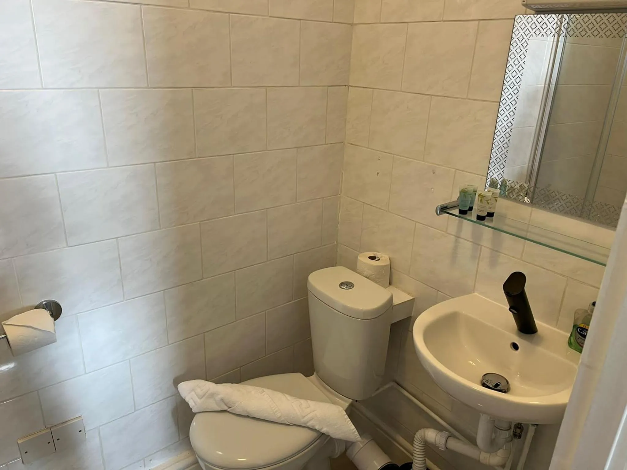 Bathroom in OYO Marine Parade Hotel, Eastbourne Pier