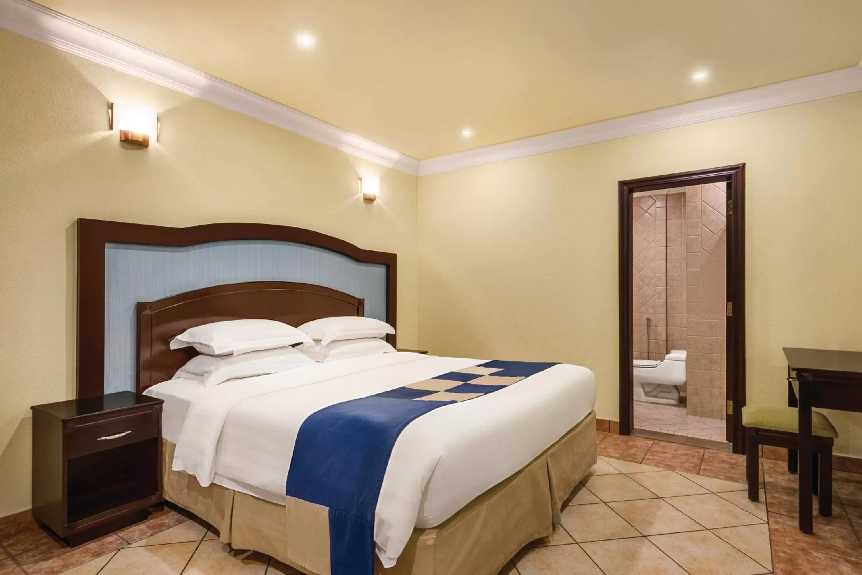 Bedroom, Bed in Howard Johnson Dammam Hotel