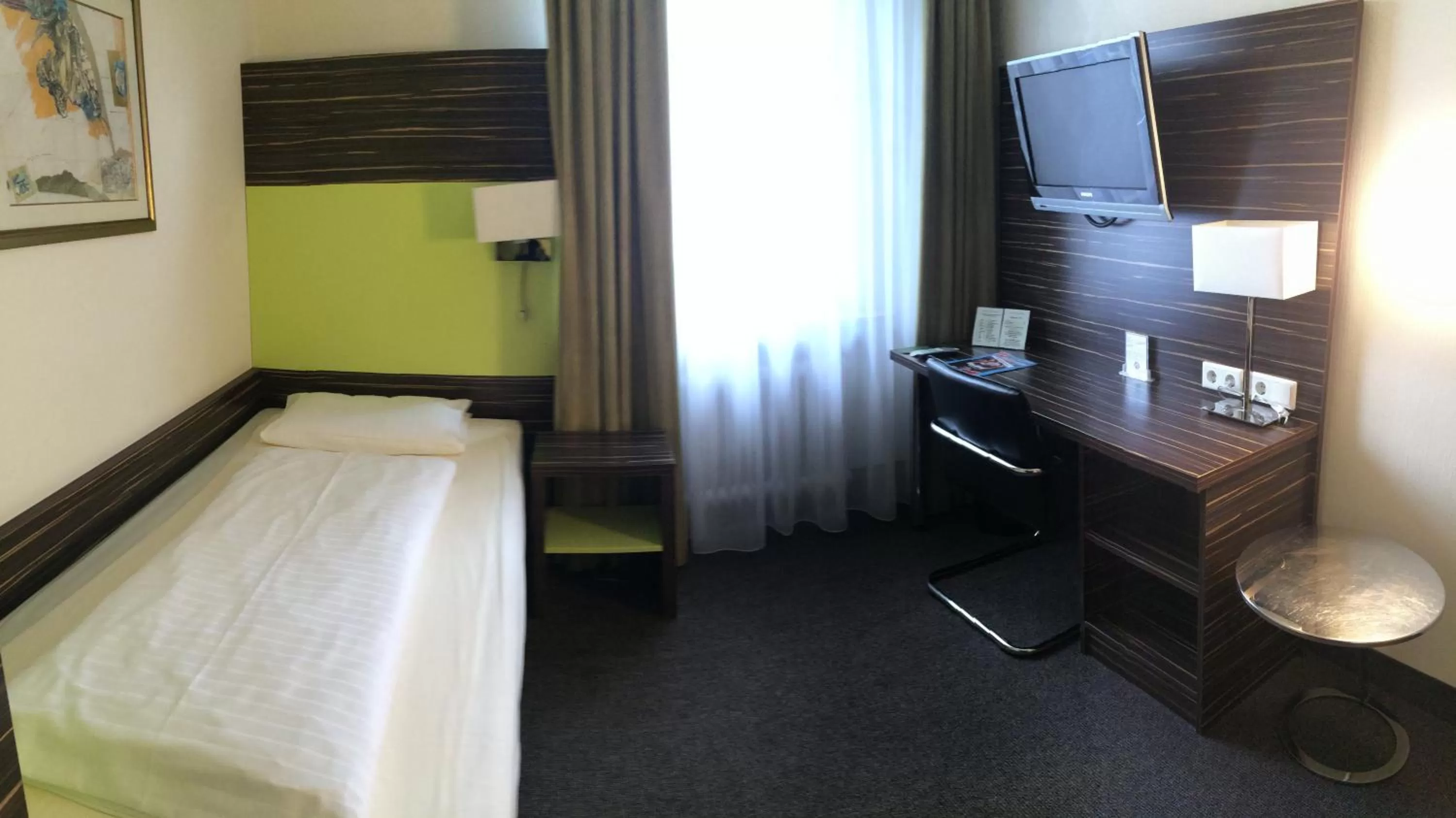 Photo of the whole room, Bed in Behringers City Hotel Nürnberg